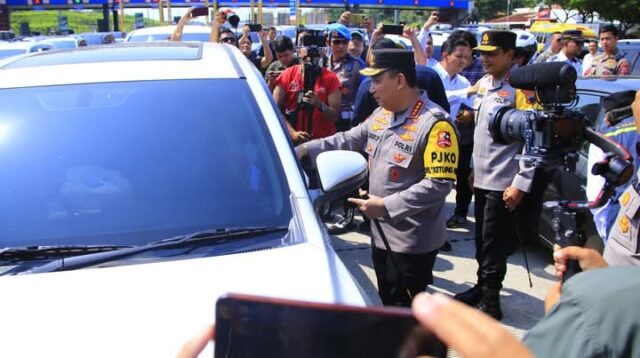 Kapolri Sapa dan Beri Bingkisan ke Pemudik di Tol Kalikangkung