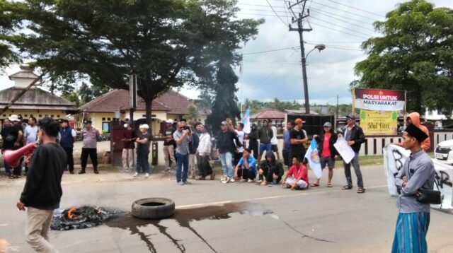 Marak Peredaran Obat Keras, Masyarakat dan Mahasiswa Gelar Demonstrasi di Depan Polsek Malingping