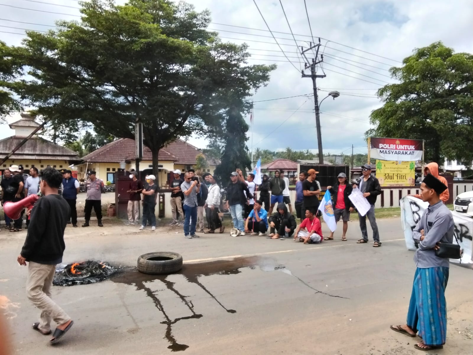Marak Peredaran Obat Keras, Masyarakat dan Mahasiswa Gelar Demonstrasi di Depan Polsek Malingping Marak Peredaran Obat Keras, Masyarakat dan Mahasiswa Gelar Demonstrasi di Depan Polsek Malingping