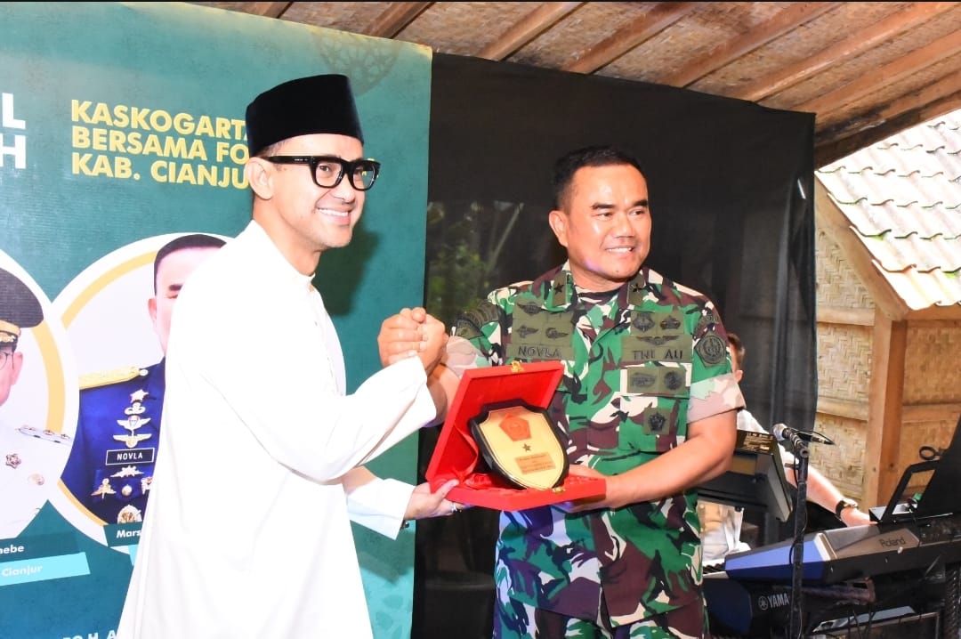 Kaskogartap II/Bdg Laksanakan Halal Bihalal dan Silaturahmi dengan Forkopimda dan Tokoh Masyarakat Kabupaten Cianjur Kaskogartap II/Bdg Laksanakan Halal Bihalal dan Silaturahmi dengan Forkopimda dan Tokoh Masyarakat Kabupaten Cianjur