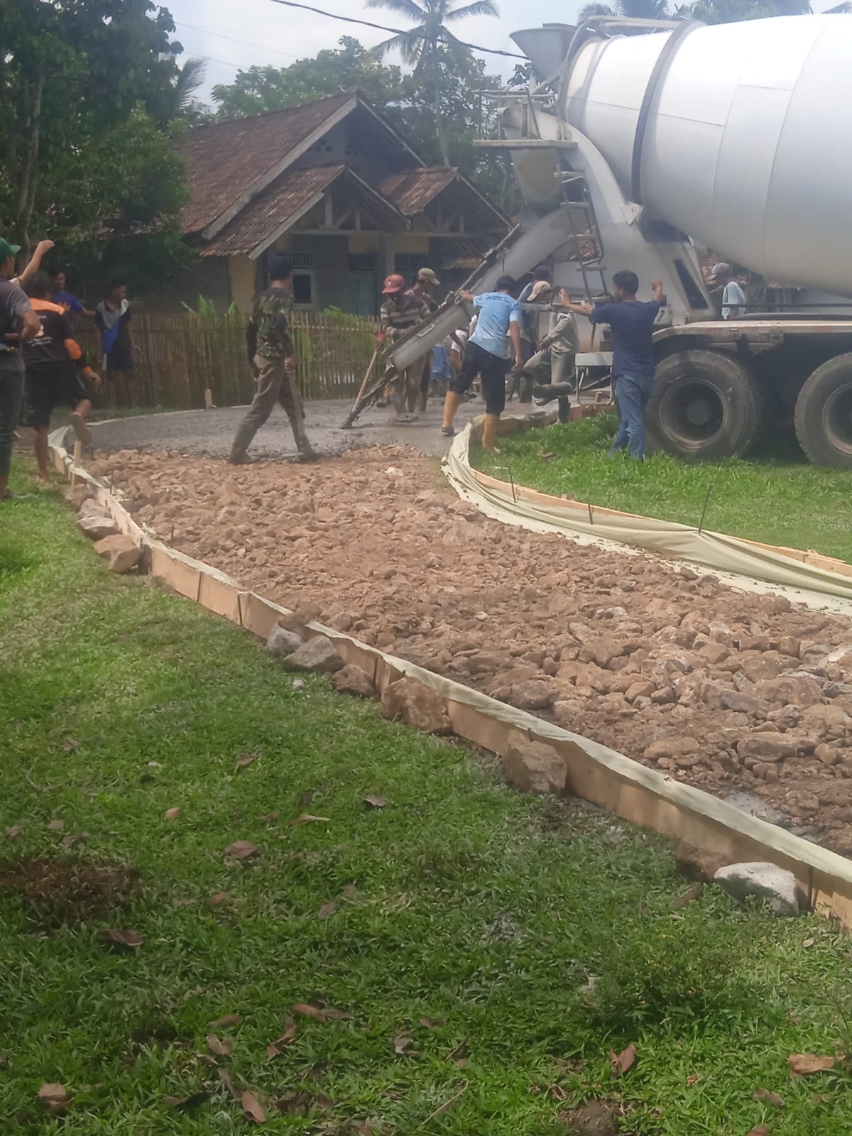 Plastik Pada Rabat Beton Tidak Dipasang, Berpotensi Merugikan Negara Dan Masyarakat Plastik Pada Rabat Beton Tidak Dipasang, Berpotensi Merugikan Negara Dan Masyarakat