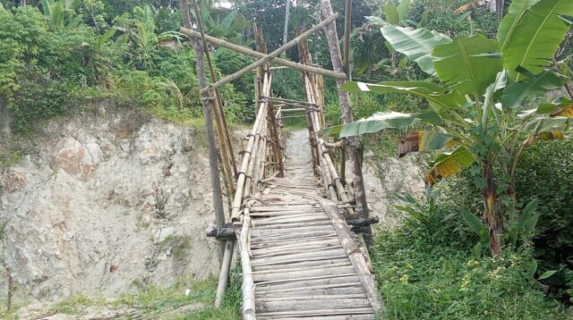 Jembatan Besi yang Ambruk Pasca Banjir Diganti Jembatan Bambu, Menuai Kekhawatiran Warga Sekitar