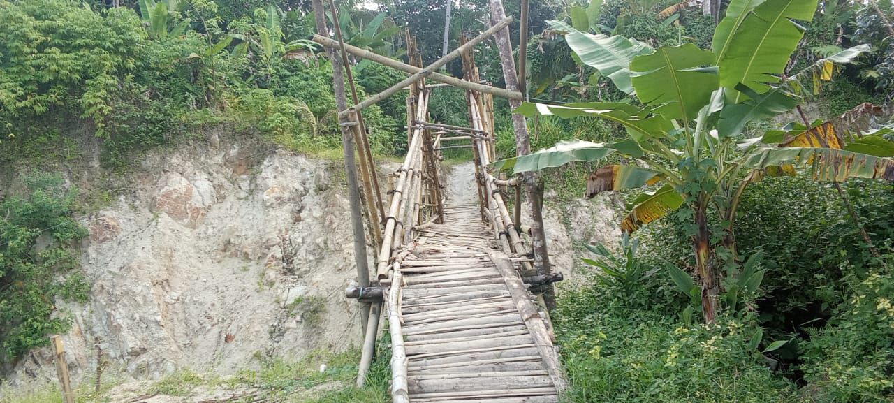 Jembatan Besi yang Ambruk Pasca Banjir Diganti Jembatan Bambu, Menuai Kekhawatiran Warga Sekitar Jembatan Besi yang Ambruk Pasca Banjir Diganti Jembatan Bambu, Menuai Kekhawatiran Warga Sekitar