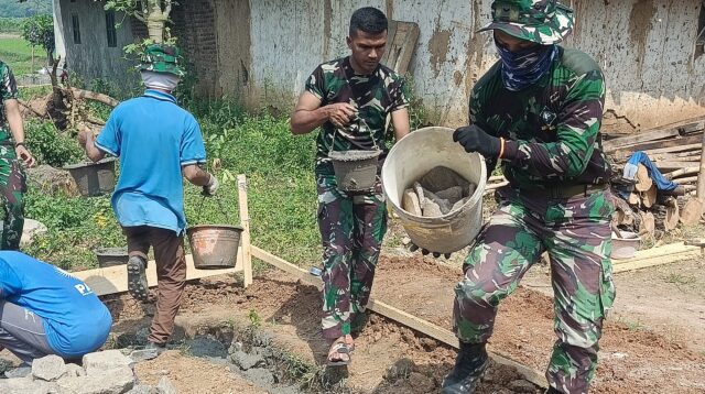 Satgas TMMD Ke-124 Kodim 0602/Serang Bersama Warga Gotong Royong Bangun Pondasi MCK di Desa Silebu Satgas TMMD Ke-124 Kodim 0602/Serang Bersama Warga Gotong Royong Bangun Pondasi MCK di Desa Silebu