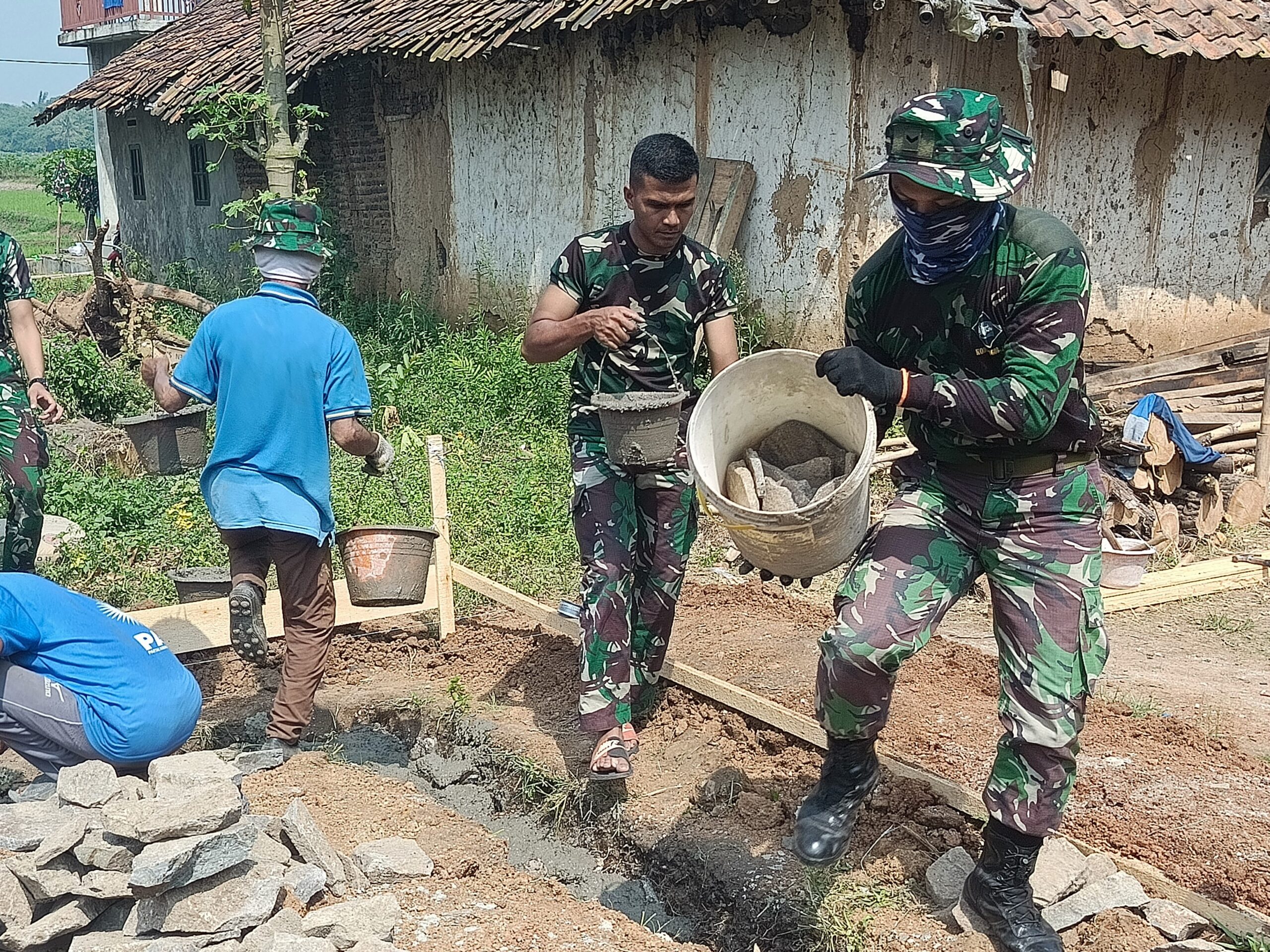Satgas TMMD Ke-124 Kodim 0602/Serang Bersama Warga Gotong Royong Bangun Pondasi MCK di Desa Silebu Satgas TMMD Ke-124 Kodim 0602/Serang Bersama Warga Gotong Royong Bangun Pondasi MCK di Desa Silebu
