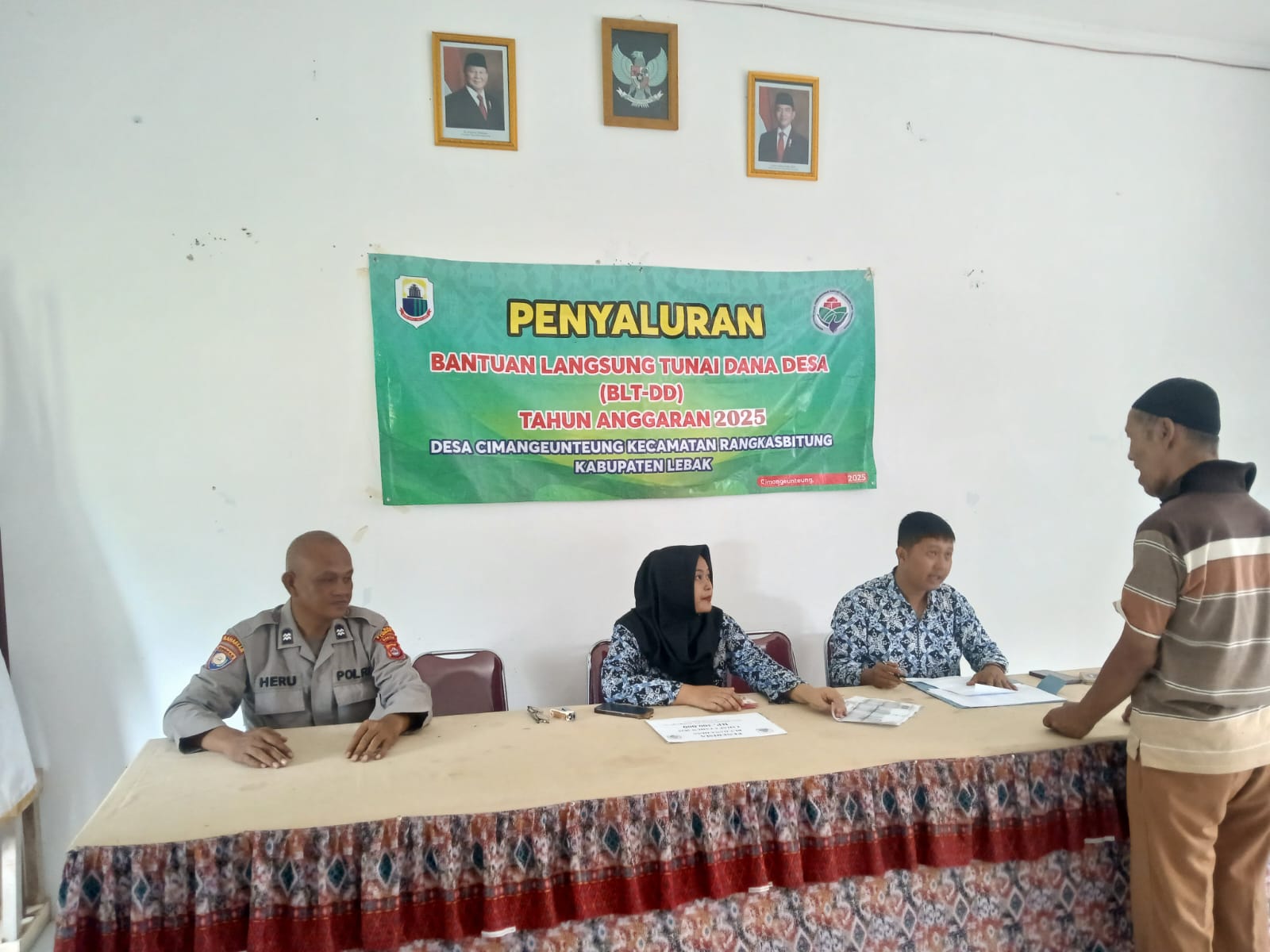 Kanit Binmas Polsek Rangkasbitung Polres Lebak Monitoring Penyaluran BLT DD Desa Kanit Binmas Polsek Rangkasbitung Polres Lebak Monitoring Penyaluran BLT DD Desa