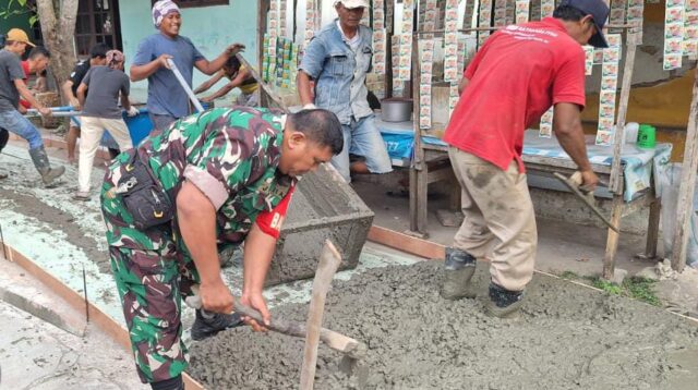 Dukung Pembangunan Desa, Babinsa Koramil 0602-16/Ciruas Turun Langsung Bantu Pengecoran Jalan