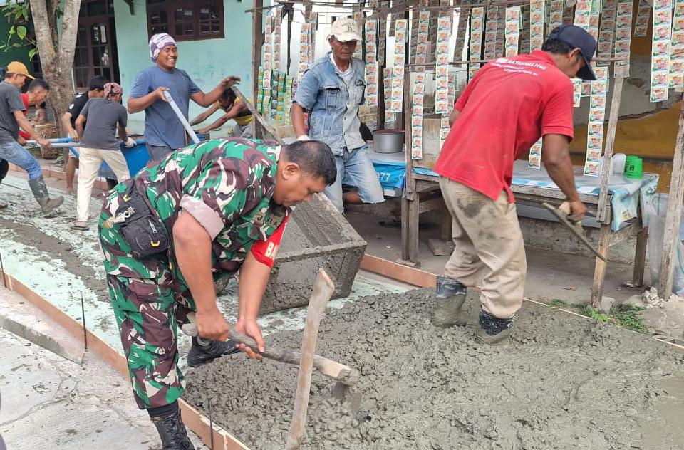 Dukung Pembangunan Desa, Babinsa Koramil 0602-16/Ciruas Turun Langsung Bantu Pengecoran Jalan Dukung Pembangunan Desa, Babinsa Koramil 0602-16/Ciruas Turun Langsung Bantu Pengecoran Jalan