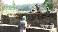 Pembangunan Jembatan Penghubung Desa Silebu dan Desa Suka Jadi Dikebut Satgas TMMD ke-124 Kodim 0602/Serang