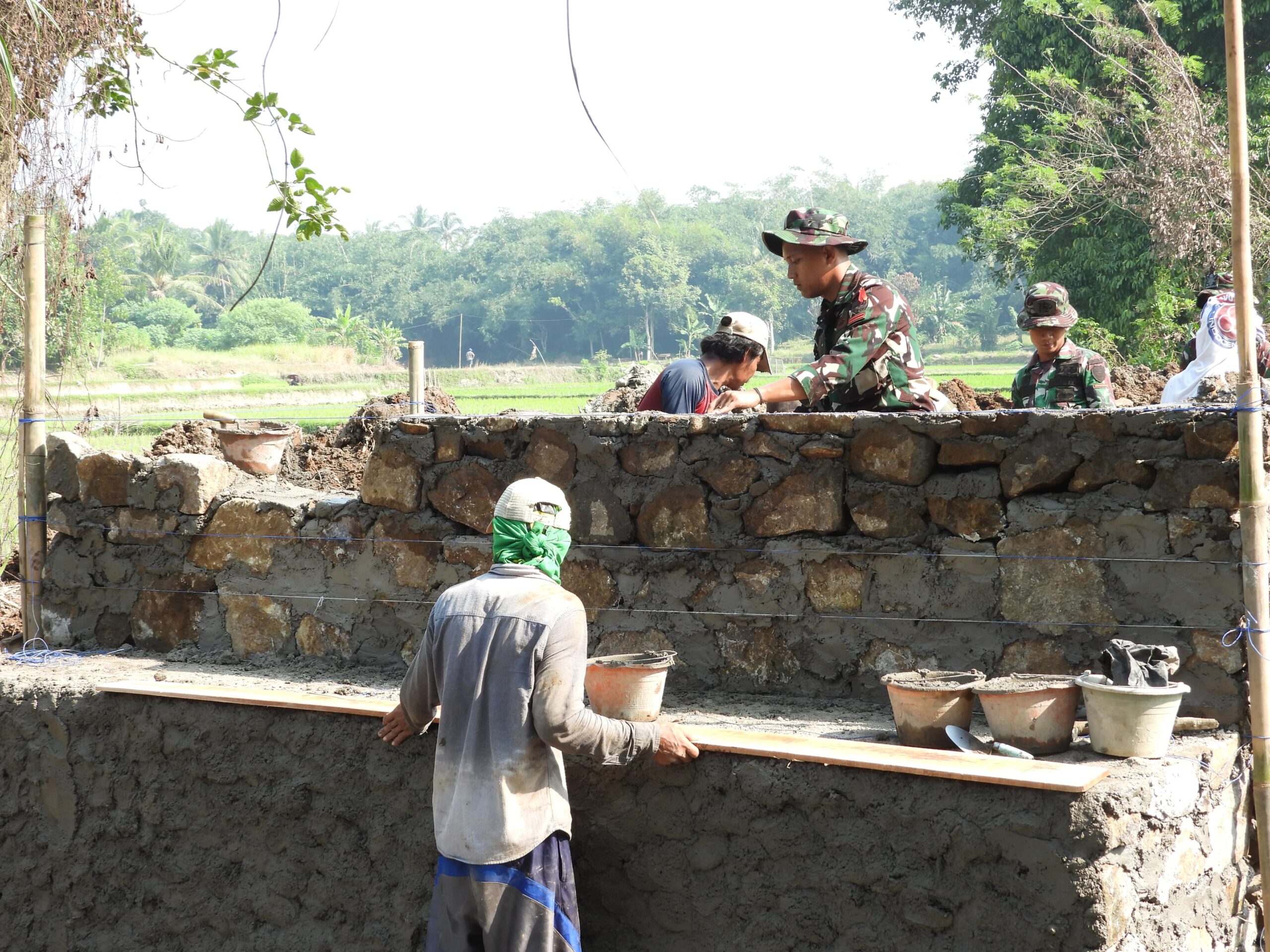 Pembangunan Jembatan Penghubung Desa Silebu dan Desa Suka Jadi Dikebut Satgas TMMD ke-124 Kodim 0602/Serang