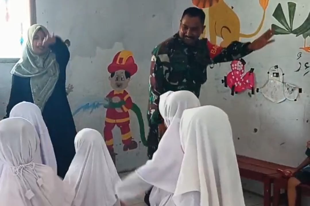 Babinsa Koramil Kragilan Ceria Bersama Anak PAUD Disela Kegiatan TMMD Ke 124 Kodim 0602/Serang Babinsa Koramil Kragilan Ceria Bersama Anak PAUD Disela Kegiatan TMMD Ke 124 Kodim 0602/Serang