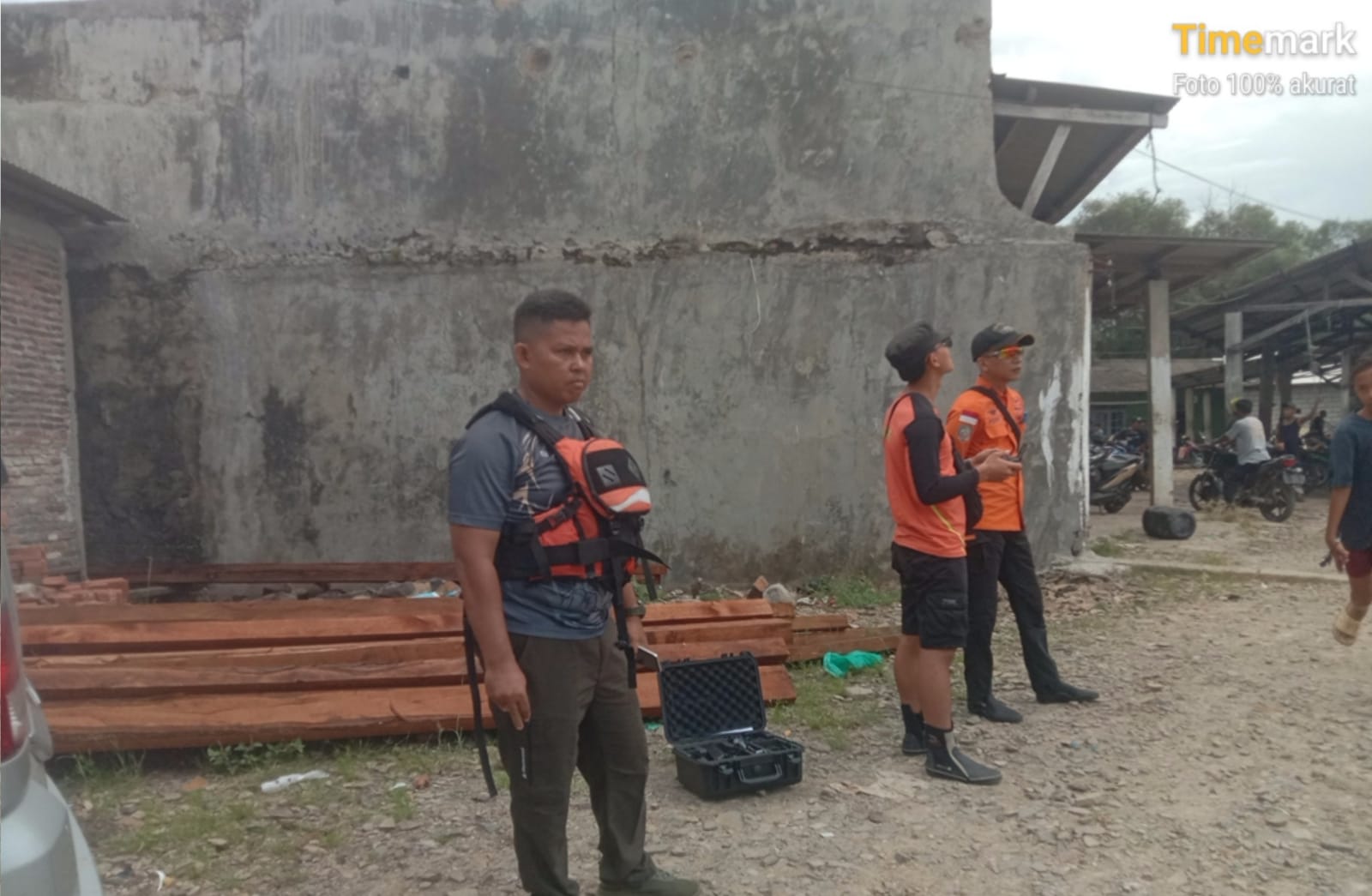 Tim SAR dan Basarnas Lakukan Pencarian Nelayan Hilang di Sungai Kali Ciliman Tim SAR dan Basarnas Lakukan Pencarian Nelayan Hilang di Sungai Kali Ciliman
