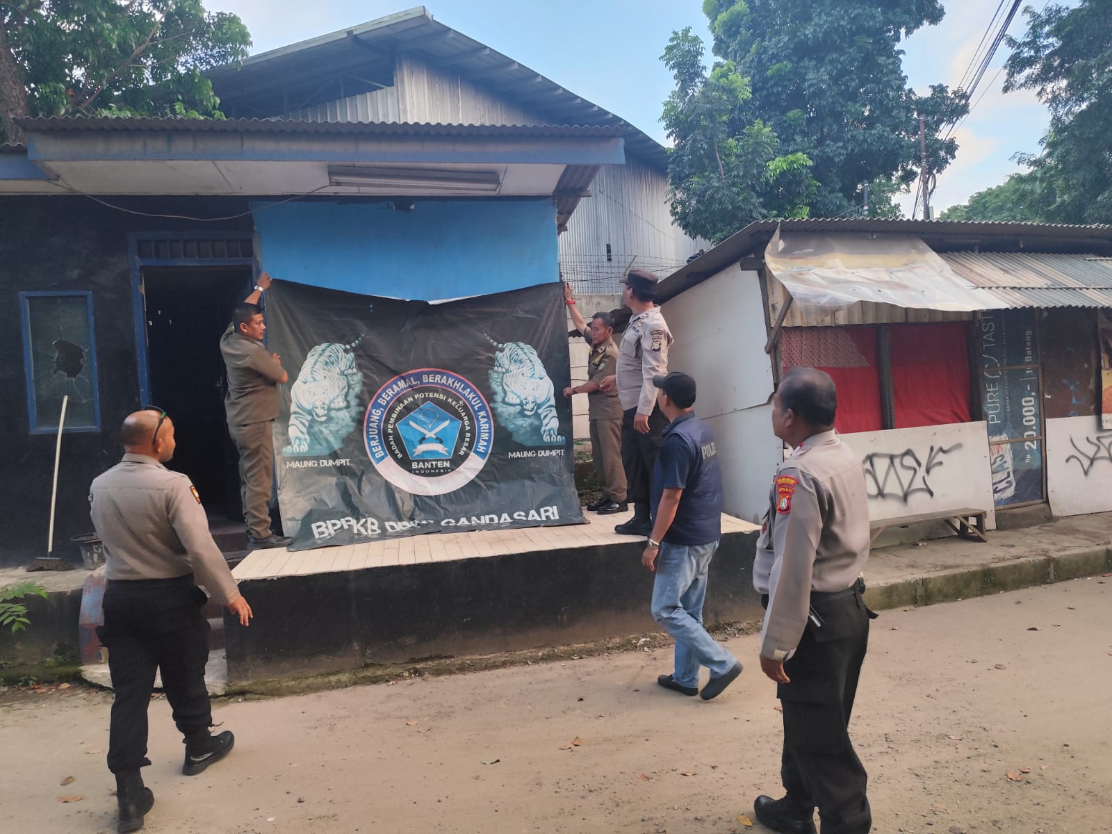 Tertib dan Bebas Intimidasi, 72 Bendera Ormas di Kota Tangerang Ditertibkan Petugas Gabungan
