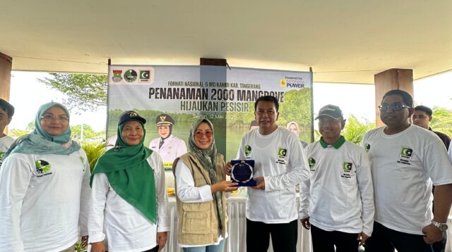 Hijaukan Pesisir, FORHATI dan MD KAHMI Tanam 2.000 Mangrove di Tangerang