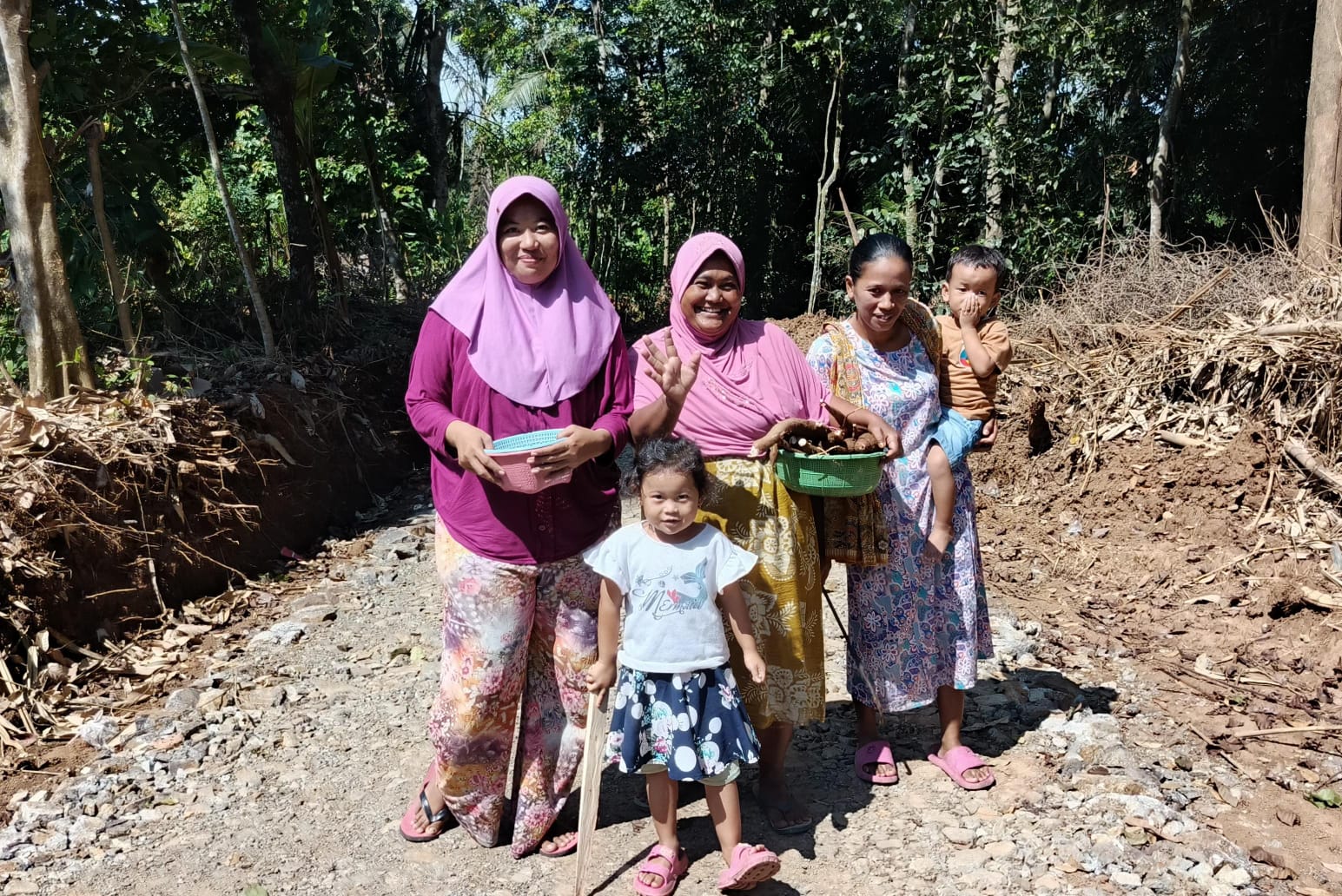 Warga Desa Silebu Bersyukur Atas Pembangunan Jembatan Program TMMD Ke 124 Kodim 0602/Serang Warga Desa Silebu Bersyukur Atas Pembangunan Jembatan Program TMMD Ke 124 Kodim 0602/Serang