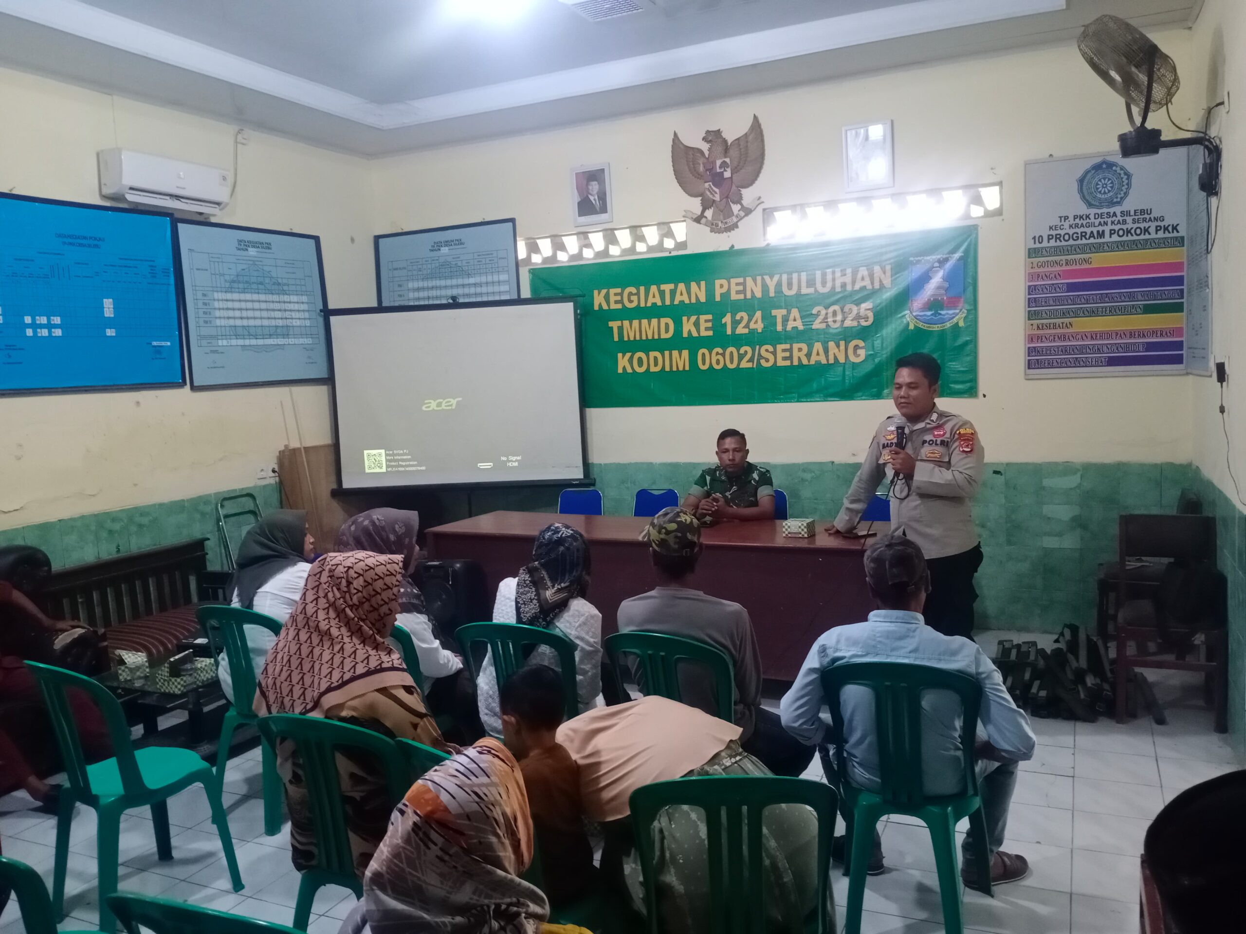 Satgas TMMD ke-124 Kodim 0602/Serang Gelar Penyuluhan Bahaya Narkoba di Desa Silebu Satgas TMMD ke-124 Kodim 0602/Serang Gelar Penyuluhan Bahaya Narkoba di Desa Silebu