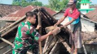 Danramil 0602-21/Kopo Kerahkan Babinsa Bantu Perbaiki Kerusakan Rumah Warga Akibat Hujan Deras