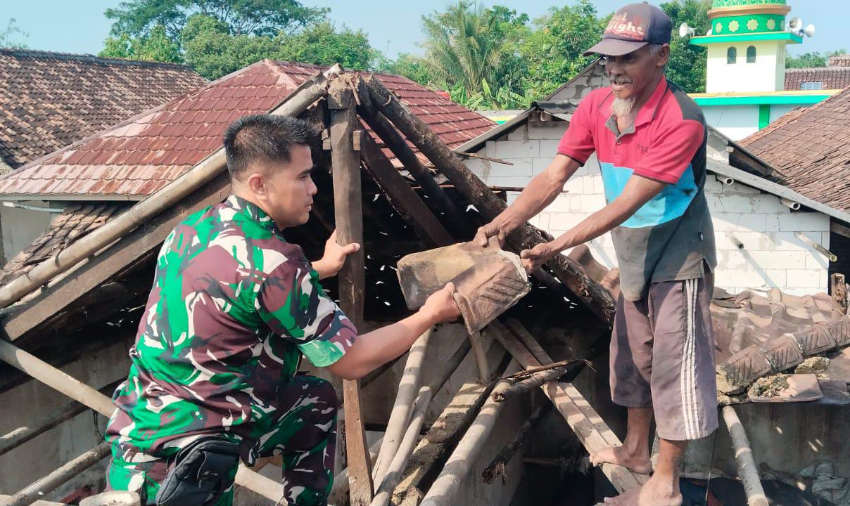 Danramil 0602-21/Kopo Kerahkan Babinsa Bantu Perbaiki Kerusakan Rumah Warga Akibat Hujan Deras Danramil 0602-21/Kopo Kerahkan Babinsa Bantu Perbaiki Kerusakan Rumah Warga Akibat Hujan Deras