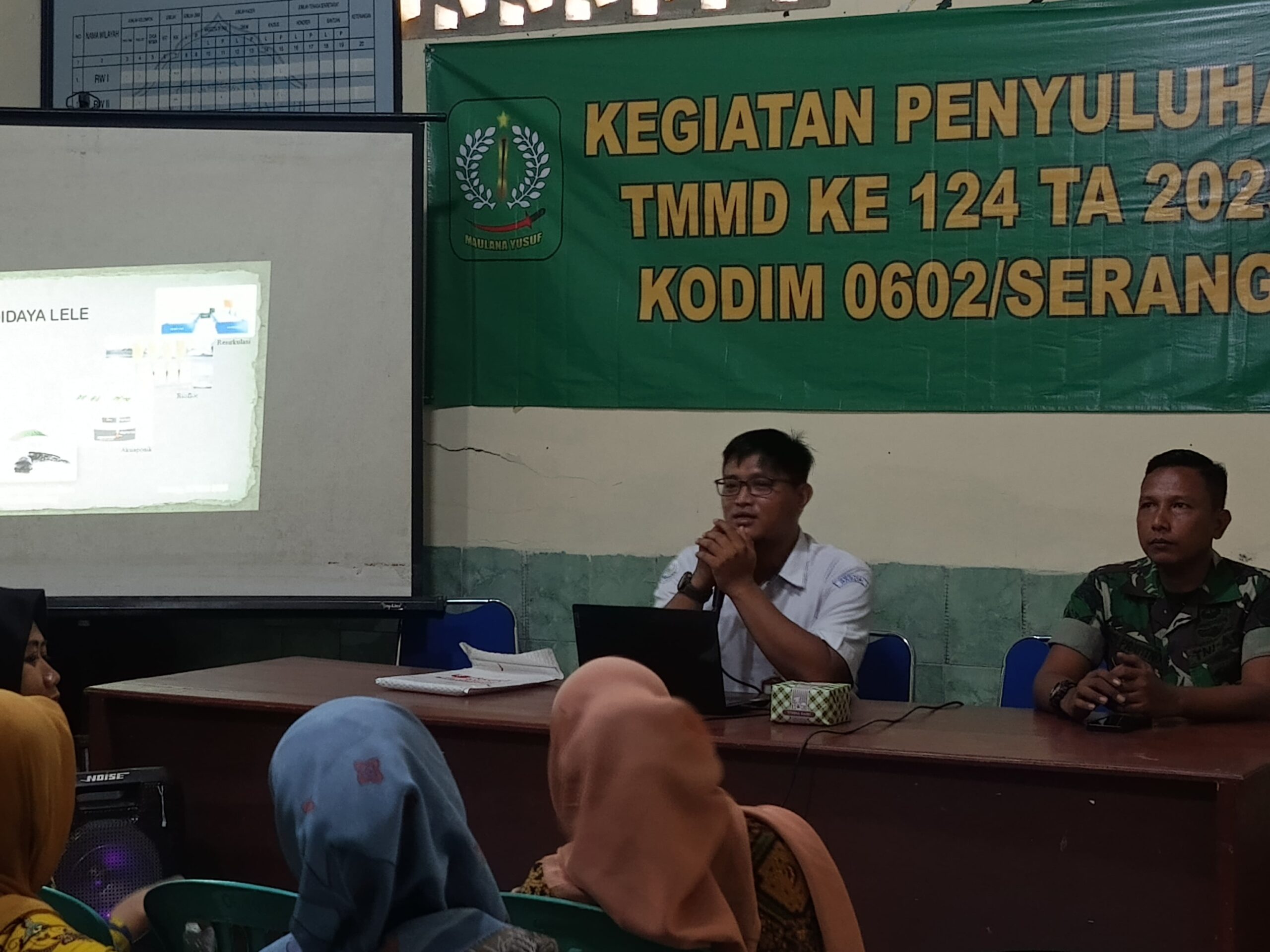 **Satgas TMMD ke-124 Kodim 0602/Serang Gelar Penyuluhan Perikanan di Desa Silebu**    Serang, Banten – Satgas TNI Manunggal Membangun Desa (TMMD) ke-124 Kodim 0602/Serang menyelenggarakan penyuluhan perikanan di Kantor Desa Silebu, Kecamatan Kragilan, Kabupaten Serang, Provinsi Banten, Kamis (15/5/2025).  Kegiatan ini bertujuan untuk meningkatkan pengetahuan dan keterampilan masyarakat dalam bidang perikanan, khususnya bagi warga yang berprofesi sebagai petambak atau nelayan. Hadir sebagai narasumber, Saeful Ardi Wibowo dari Dinas Perikanan Kabupaten Serang, yang membagikan ilmu seputar teknik budidaya ikan, pencegahan penyakit ikan, serta manajemen usaha perikanan.    Penyuluhan ini diikuti oleh puluhan warga Desa Silebu, termasuk Ibu Rukmanah, yang antusias mengikuti seluruh materi yang disampaikan. “Saya sangat senang bisa belajar langsung dari ahlinya. Selama ini kami hanya mengandalkan pengalaman, tapi dengan adanya penyuluhan seperti ini, kami jadi tahu cara mengelola tambak yang lebih baik,” ujar Rukmanah. Ia berharap kegiatan serupa dapat terus dilakukan agar masyarakat semakin mandiri dalam mengembangkan usaha perikanan.    Saeful Ardi Wibowo dalam pemaparannya menekankan pentingnya penerapan teknologi sederhana dan ramah lingkungan dalam budidaya ikan. Ia juga memberikan tips tentang pemilihan bibit unggul, pemberian pakan yang efisien, serta strategi pemasaran hasil perikanan. “Dengan ilmu yang tepat, produktivitas bisa meningkat dan pendapatan masyarakat juga akan bertambah,” jelasnya. Selain teori, peserta juga diajak berdiskusi langsung untuk memecahkan masalah yang sering dihadapi di lapangan.    Kegiatan ini merupakan bagian dari rangkaian program TMMD ke-124 Kodim 0602/Serang, yang tidak hanya fokus pada pembangunan infrastruktur tetapi juga pemberdayaan masyarakat. Danramil 0602-18/Kragilan, Kapten Inf Hariyanto menyatakan, penyuluhan perikanan ini diharapkan dapat mendorong kemandirian ekonomi warga Desa Silebu. “Kami berkomitmen untuk terus mendampingi masyarakat melalui program-program yang bermanfaat, baik dalam bentuk pelatihan maupun pendampingan teknis,” pungkasnya. **Satgas TMMD ke-124 Kodim 0602/Serang Gelar Penyuluhan Perikanan di Desa Silebu**    Serang, Banten – Satgas TNI Manunggal Membangun Desa (TMMD) ke-124 Kodim 0602/Serang menyelenggarakan penyuluhan perikanan di Kantor Desa Silebu, Kecamatan Kragilan, Kabupaten Serang, Provinsi Banten, Kamis (15/5/2025).  Kegiatan ini bertujuan untuk meningkatkan pengetahuan dan keterampilan masyarakat dalam bidang perikanan, khususnya bagi warga yang berprofesi sebagai petambak atau nelayan. Hadir sebagai narasumber, Saeful Ardi Wibowo dari Dinas Perikanan Kabupaten Serang, yang membagikan ilmu seputar teknik budidaya ikan, pencegahan penyakit ikan, serta manajemen usaha perikanan.    Penyuluhan ini diikuti oleh puluhan warga Desa Silebu, termasuk Ibu Rukmanah, yang antusias mengikuti seluruh materi yang disampaikan. “Saya sangat senang bisa belajar langsung dari ahlinya. Selama ini kami hanya mengandalkan pengalaman, tapi dengan adanya penyuluhan seperti ini, kami jadi tahu cara mengelola tambak yang lebih baik,” ujar Rukmanah. Ia berharap kegiatan serupa dapat terus dilakukan agar masyarakat semakin mandiri dalam mengembangkan usaha perikanan.    Saeful Ardi Wibowo dalam pemaparannya menekankan pentingnya penerapan teknologi sederhana dan ramah lingkungan dalam budidaya ikan. Ia juga memberikan tips tentang pemilihan bibit unggul, pemberian pakan yang efisien, serta strategi pemasaran hasil perikanan. “Dengan ilmu yang tepat, produktivitas bisa meningkat dan pendapatan masyarakat juga akan bertambah,” jelasnya. Selain teori, peserta juga diajak berdiskusi langsung untuk memecahkan masalah yang sering dihadapi di lapangan.    Kegiatan ini merupakan bagian dari rangkaian program TMMD ke-124 Kodim 0602/Serang, yang tidak hanya fokus pada pembangunan infrastruktur tetapi juga pemberdayaan masyarakat. Danramil 0602-18/Kragilan, Kapten Inf Hariyanto menyatakan, penyuluhan perikanan ini diharapkan dapat mendorong kemandirian ekonomi warga Desa Silebu. “Kami berkomitmen untuk terus mendampingi masyarakat melalui program-program yang bermanfaat, baik dalam bentuk pelatihan maupun pendampingan teknis,” pungkasnya.
