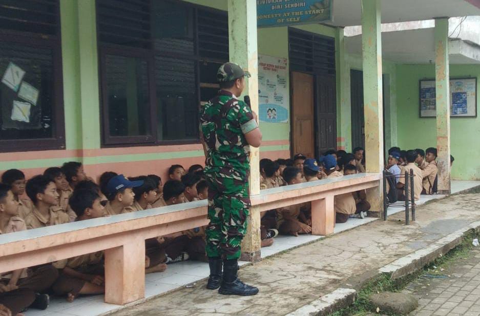 Babinsa Koramil 0602-07/Waringinkurung Berikan Wawasan Kebangsaan Kepada Siswa SMPN 2 Waringinkurung Babinsa Koramil 0602-07/Waringinkurung Berikan Wawasan Kebangsaan Kepada Siswa SMPN 2 Waringinkurung