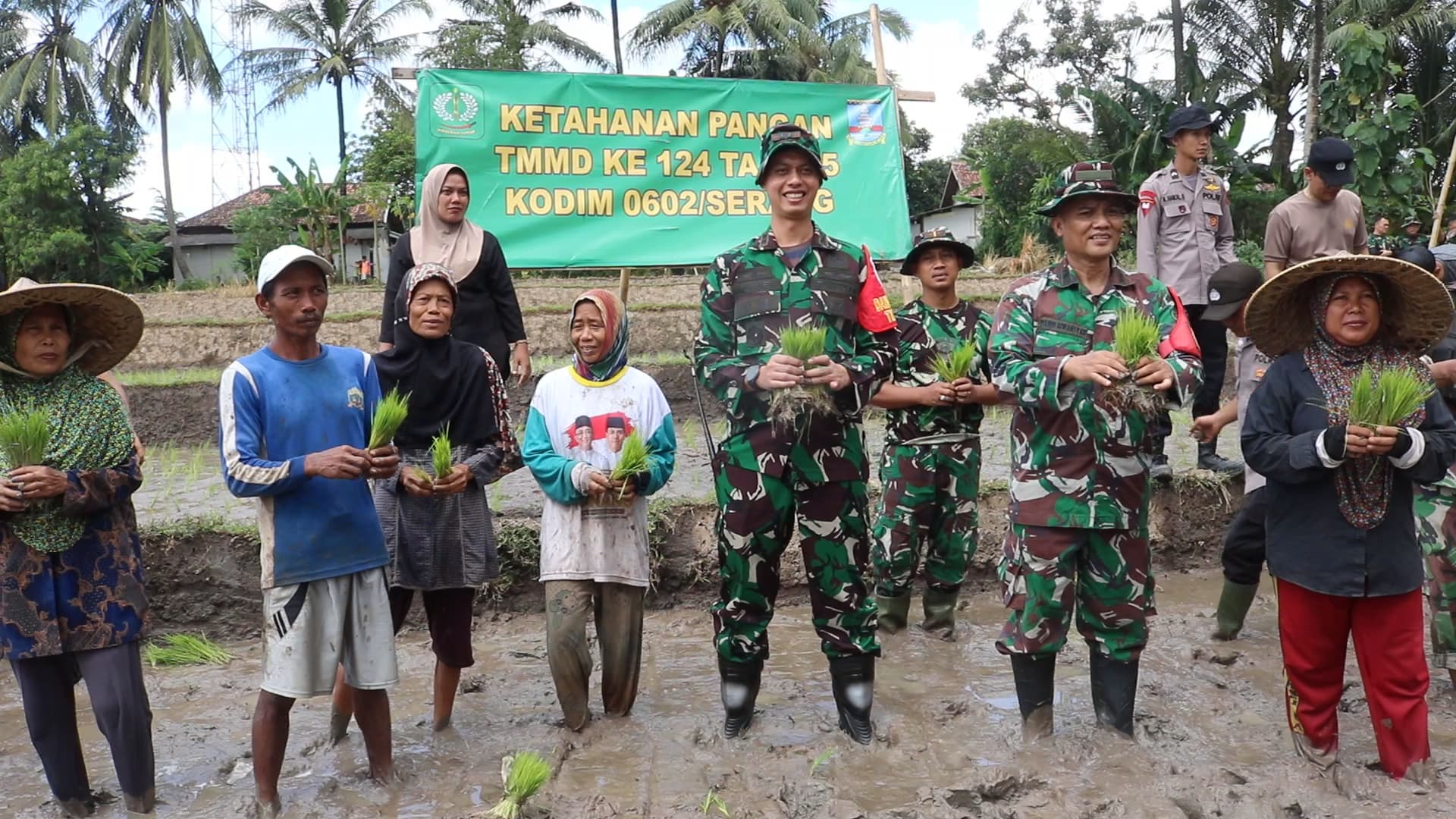 **Dansatgas TMMD ke-124 Kodim 0602/Serang Tanam Padi Bersama Warga di Serang** **Dansatgas TMMD ke-124 Kodim 0602/Serang Tanam Padi Bersama Warga di Serang**