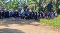 petani kelapa sawit demonstrasi di pabrik Kelapa Sawit (PKS) PTPN IV .
