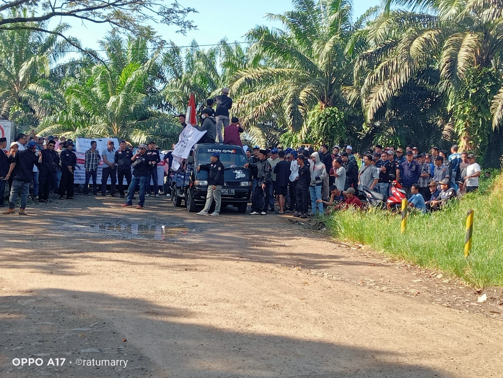 petani kelapa sawit demonstrasi di pabrik Kelapa Sawit (PKS) PTPN IV . petani kelapa sawit demonstrasi di pabrik Kelapa Sawit (PKS) PTPN IV .