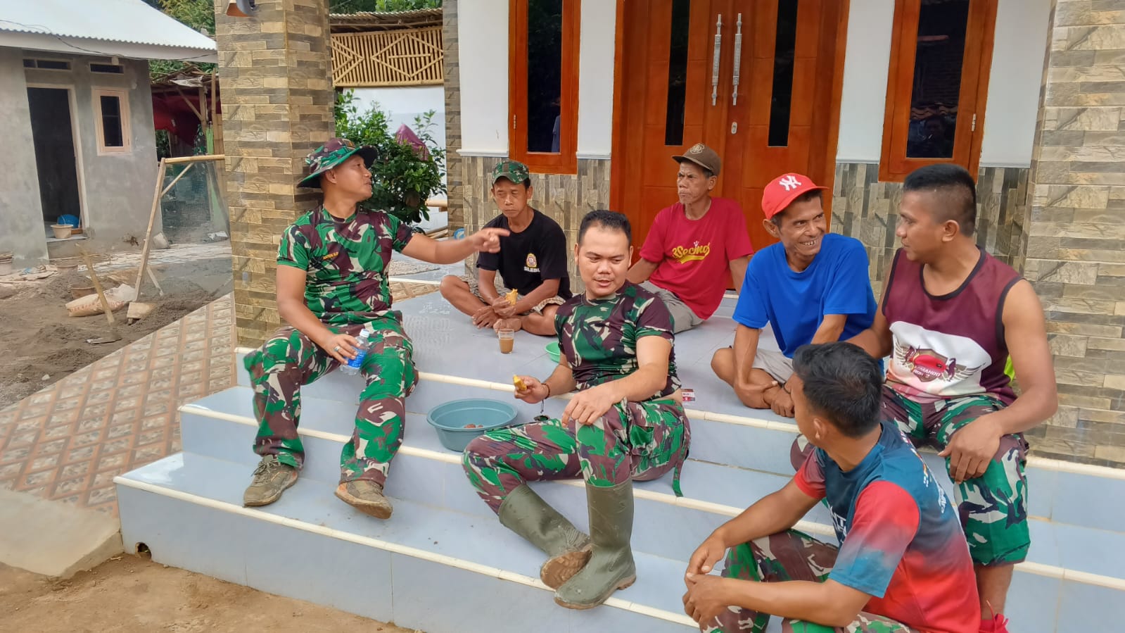 Satgas TMMD Kodim 0602/Serang Yonif 320/Badak Putih/Brigif 14 Divisi 1 Kostrad Jalin Keakraban Dengan Warga Satgas TMMD Kodim 0602/Serang Yonif 320/Badak Putih/Brigif 14 Divisi 1 Kostrad Jalin Keakraban Dengan Warga