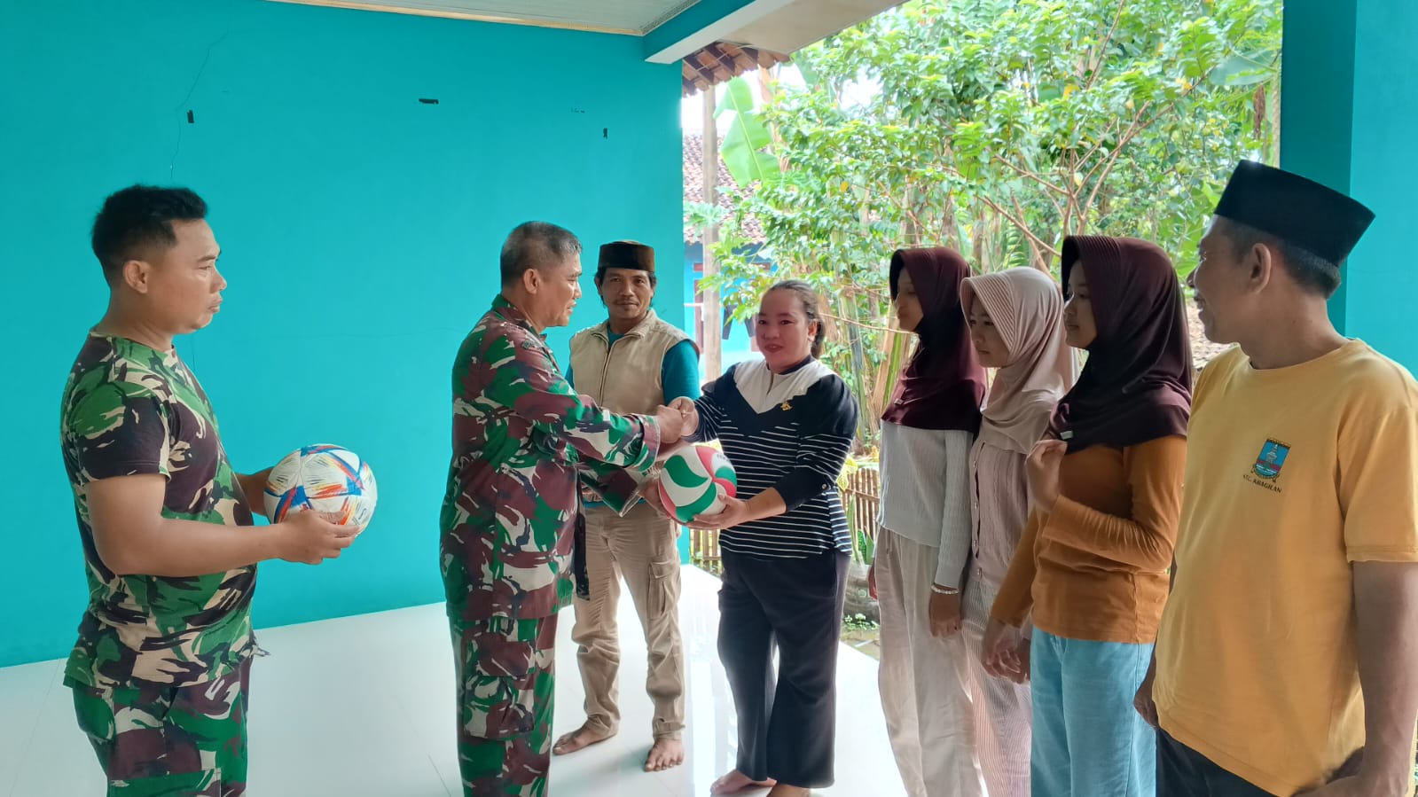 Satgas TMMD Ke-124 Kodim 0602/Serang Berikan Bantuan Perlengkapan Olahraga Untuk Pembinaan Generasi Muda Satgas TMMD Ke-124 Kodim 0602/Serang Berikan Bantuan Perlengkapan Olahraga Untuk Pembinaan Generasi Muda