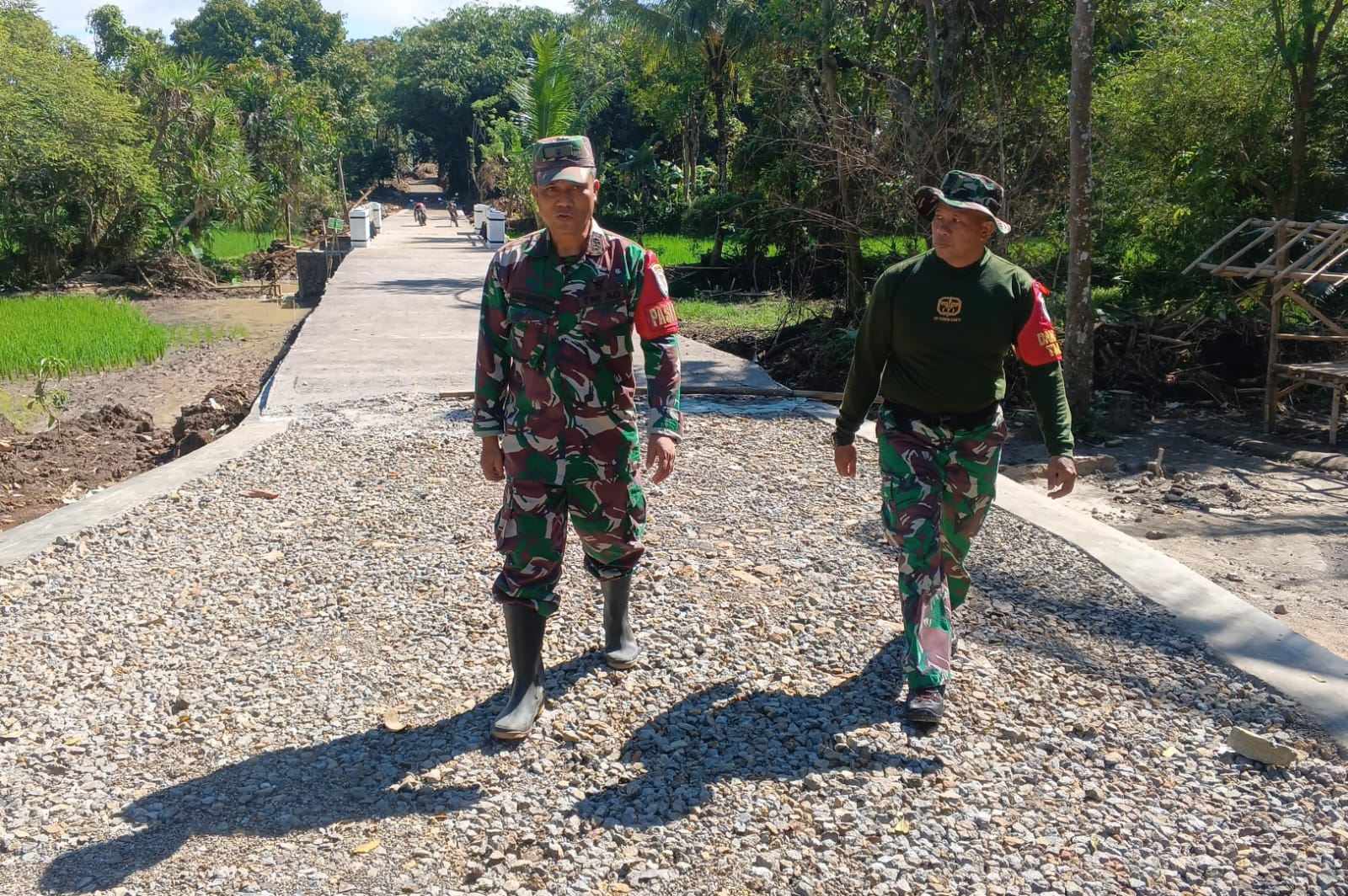Pasiter Kodim 0602/Serang Tinjau Progres Pembangunan Jalan Sepanjang 500 Meter Pasiter Kodim 0602/Serang Tinjau Progres Pembangunan Jalan Sepanjang 500 Meter
