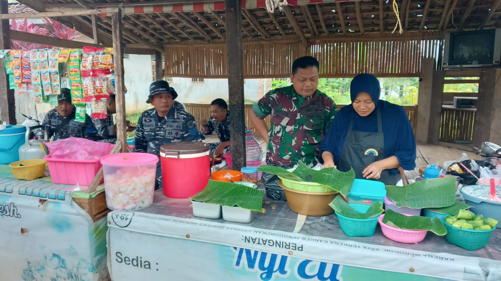 TMMD Ke-124 Kodim 0602/Serang Membawa Berkah Bagi Pasangan Pedagang Pecel Di Desa Silebu TMMD Ke-124 Kodim 0602/Serang Membawa Berkah Bagi Pasangan Pedagang Pecel Di Desa Silebu