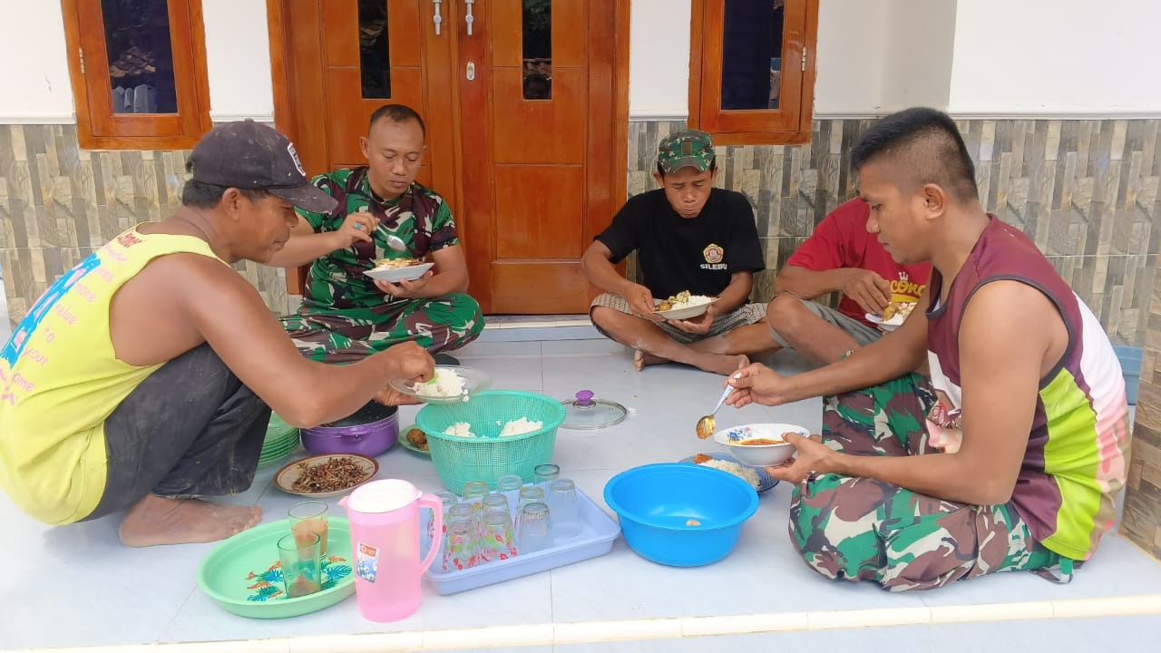 Bersantap Bersama, Satgas TMMD Ke-124 Kodim 0602/Serang Dan Warga Jalin Hubungan Layaknya Saudara Bersantap Bersama, Satgas TMMD Ke-124 Kodim 0602/Serang Dan Warga Jalin Hubungan Layaknya Saudara