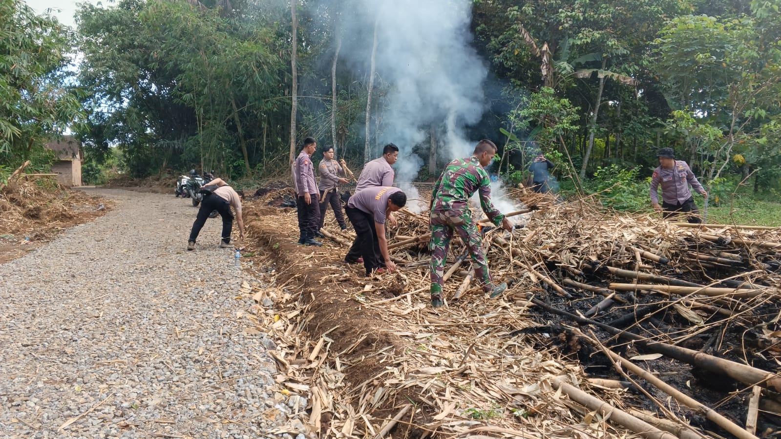 Satgas TMMD Ke-124 Kodim 0602/Serang Bersihkan Jalan Penghubung Dua Desa Yang Sudah Selesai Dibangun Satgas TMMD Ke-124 Kodim 0602/Serang Bersihkan Jalan Penghubung Dua Desa Yang Sudah Selesai Dibangun