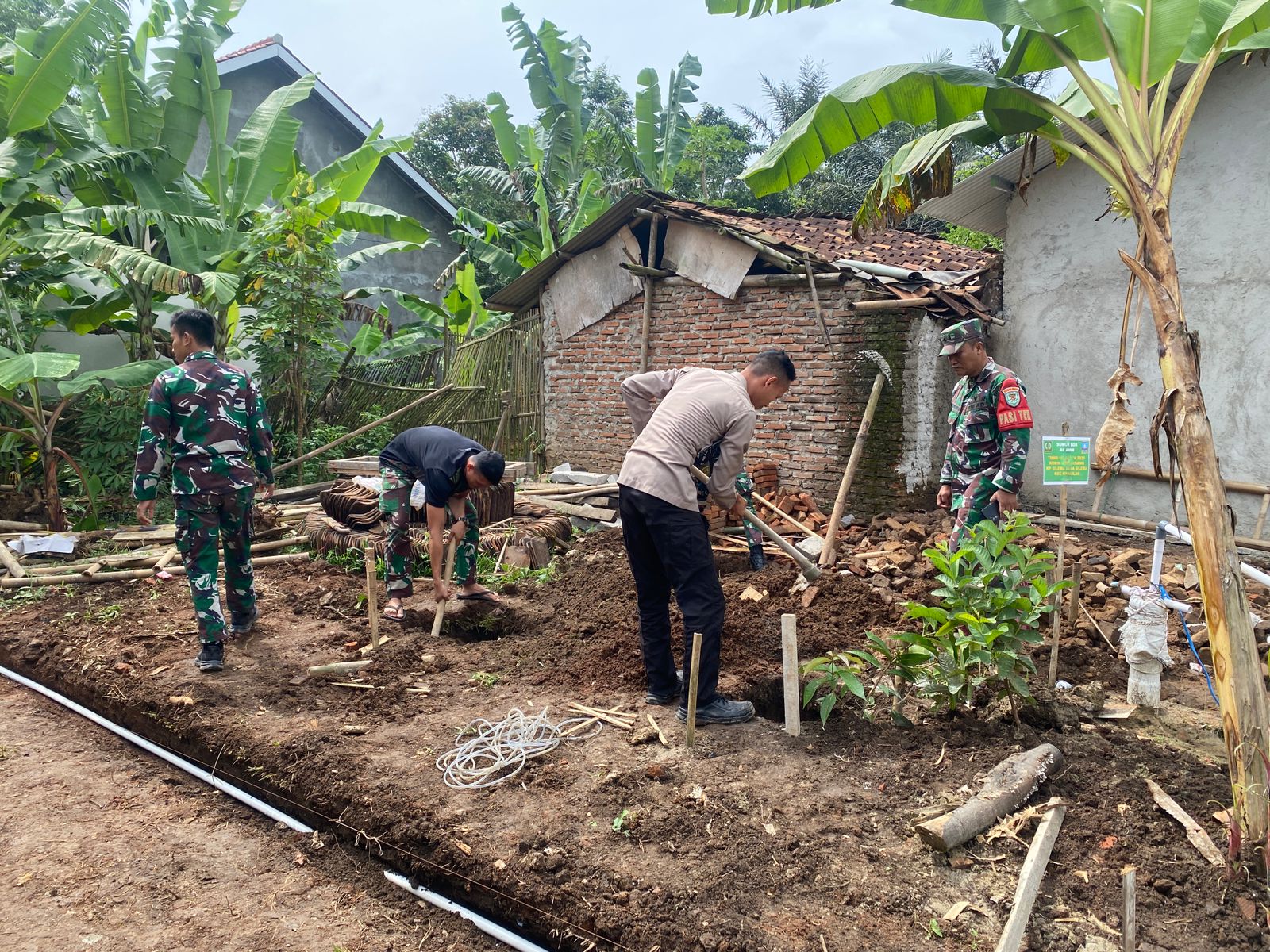 Pasiter Pantau Progres Sumur Bor TMMD Ke-124 Kodim 0602/Serang, Fokus Pembuatan Pondasi Kedudukan Toren Air Pasiter Pantau Progres Sumur Bor TMMD Ke-124 Kodim 0602/Serang, Fokus Pembuatan Pondasi Kedudukan Toren Air