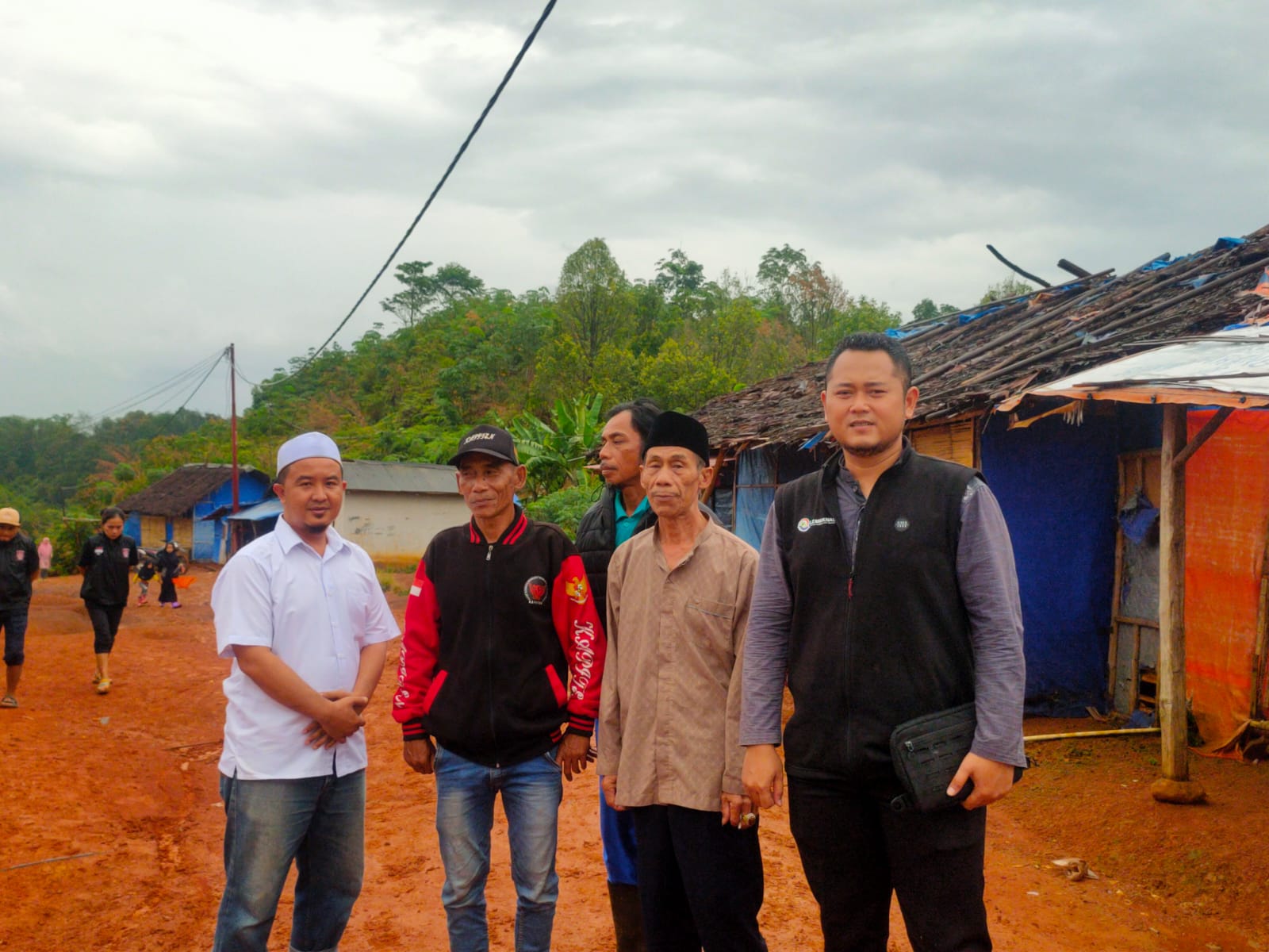 LEMBIKNAS dan Dinsos Provinsi Kunjungi Korban Longsor di Huntara Kampung Cigobang LEMBIKNAS dan Dinsos Provinsi Kunjungi Korban Longsor di Huntara Kampung Cigobang