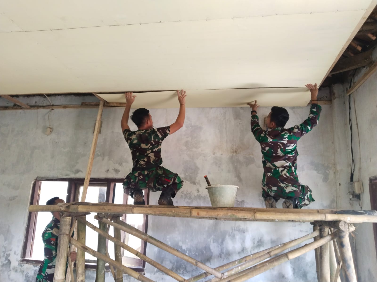 **Satgas TMMD ke-124 Kodim 0602/Serang Percepat Pembangunan MCK Komunal di Kampung Silebu Bayur** **Satgas TMMD ke-124 Kodim 0602/Serang Percepat Pembangunan MCK Komunal di Kampung Silebu Bayur**