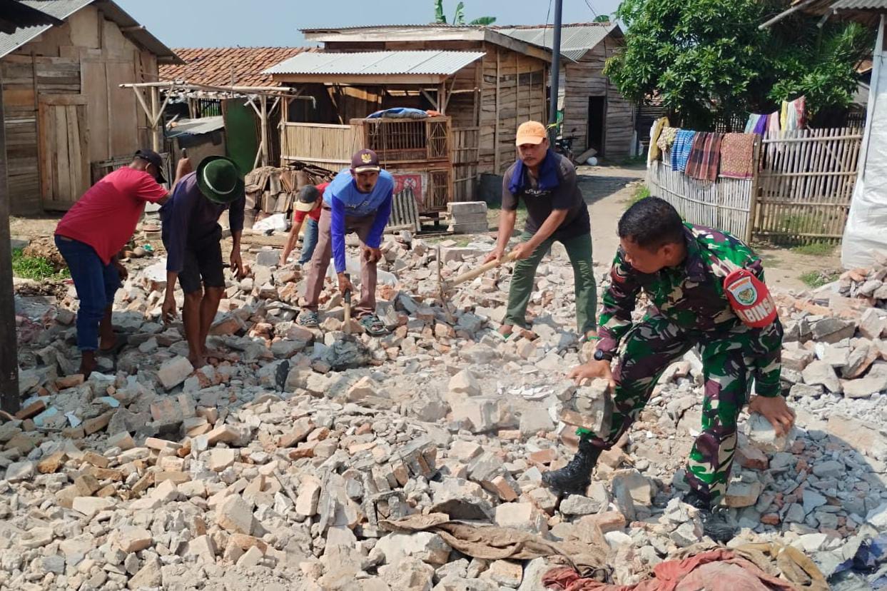 Babinsa Koramil 0602-16/Ciruas Dan Masyarakat Gotong Royong Bongkar Bangunan Aset Desa Untuk Posyandu Babinsa Koramil 0602-16/Ciruas Dan Masyarakat Gotong Royong Bongkar Bangunan Aset Desa Untuk Posyandu