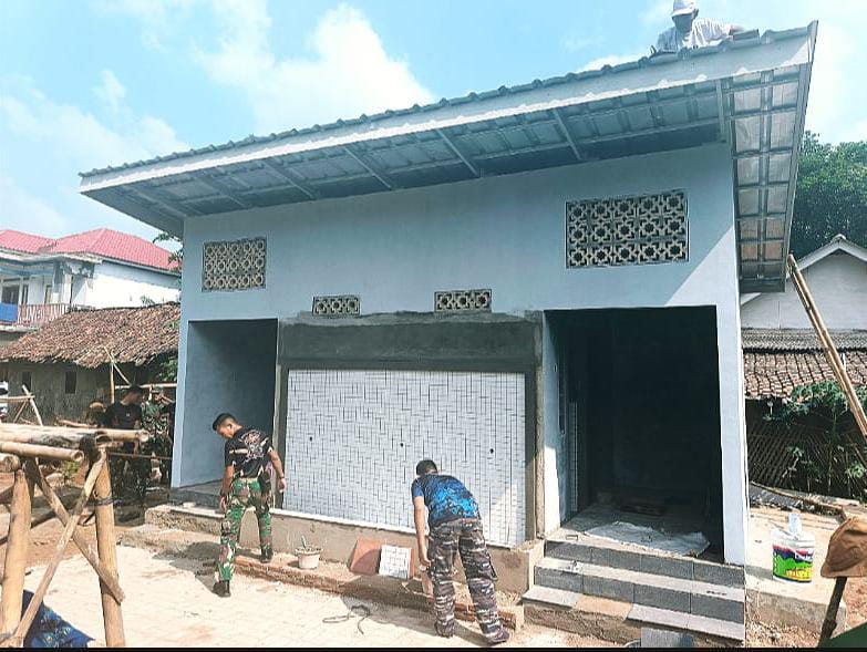 **Pasiter Kodim 0602/Serang Pantau Progres MCK Komunal dalam Program TMMD ke-124** **Pasiter Kodim 0602/Serang Pantau Progres MCK Komunal dalam Program TMMD ke-124**