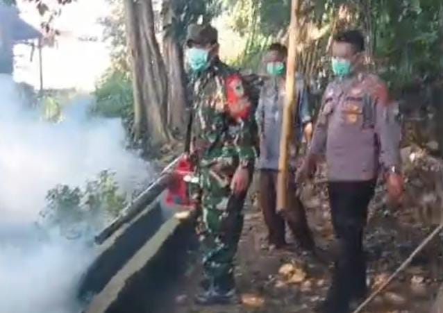 Babinsa Koramil 0602-05/Cipocok Jaya Dan Bhabinkamtibmas Cegah DBD Melalui Fogging Di Lingkungan Bulakan Babinsa Koramil 0602-05/Cipocok Jaya Dan Bhabinkamtibmas Cegah DBD Melalui Fogging Di Lingkungan Bulakan