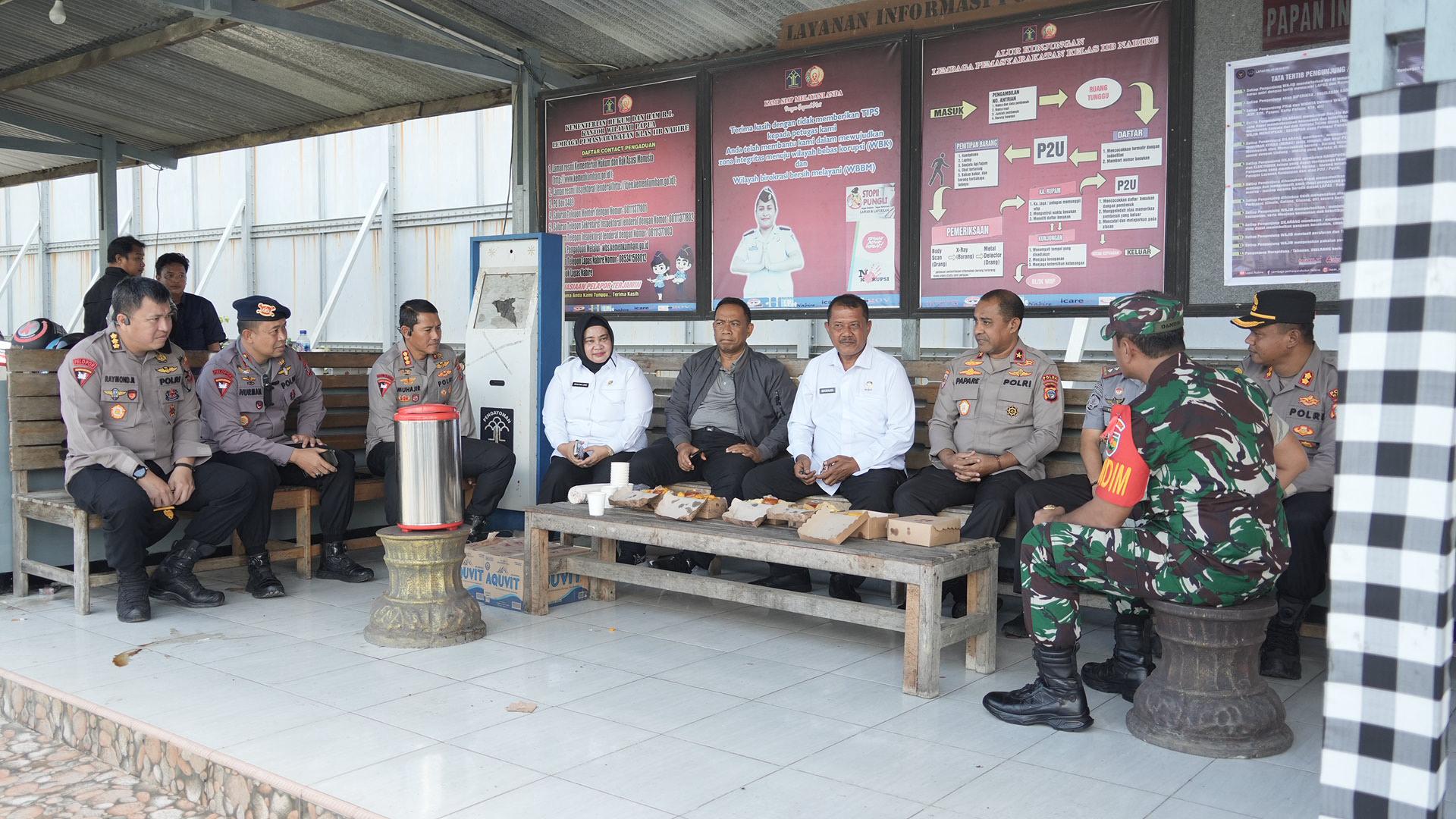 TIBA DI NABIRE, DIRJENPAS LANGSUNG SAMBANGI PETUGAS LAPAS YANG TERLUKA TIBA DI NABIRE, DIRJENPAS LANGSUNG SAMBANGI PETUGAS LAPAS YANG TERLUKA