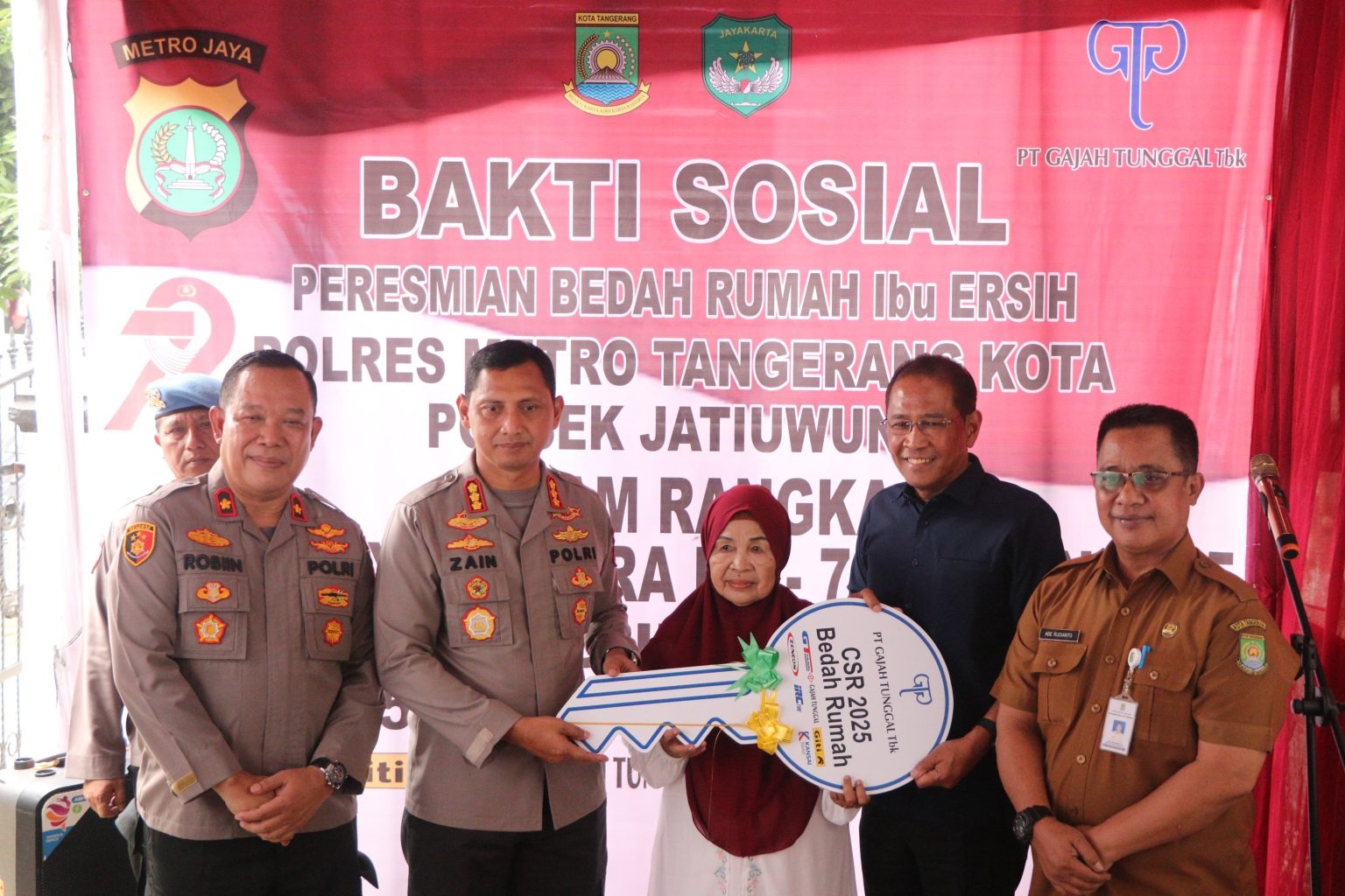 Bedah Rumah Hari Bhayangkara ke-79, Kapolres Metro Tangerang Kota Serahkan Kunci Rumah Warga di Jatiuwung Bedah Rumah Hari Bhayangkara ke-79, Kapolres Metro Tangerang Kota Serahkan Kunci Rumah Warga di Jatiuwung