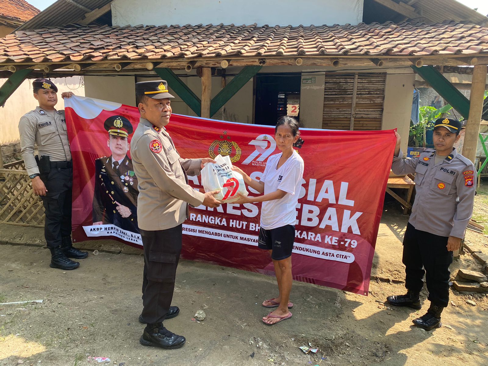 Sambut Hari Bhayangkara ke-79, Polres Lebak Laksanakan Bakti Sosial Bagikan Paket Sembako* Sambut Hari Bhayangkara ke-79, Polres Lebak Laksanakan Bakti Sosial Bagikan Paket Sembako*