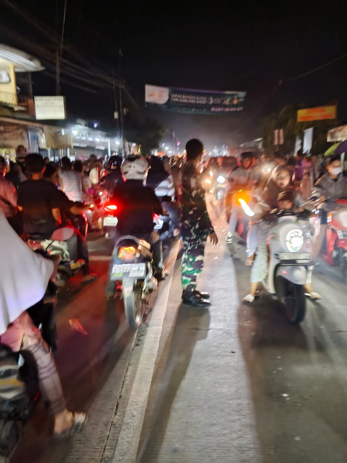 Babinsa Koramil 0602-03/Walantaka Amankan Pawai Obor Peringatan Tahun Baru Islam 1 Muharam 1447 H* Babinsa Koramil 0602-03/Walantaka Amankan Pawai Obor Peringatan Tahun Baru Islam 1 Muharam 1447 H*