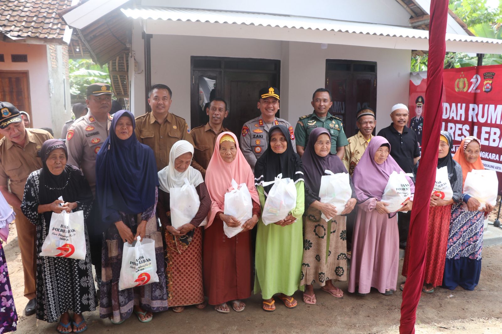Kepedulian Kapolres Lebak Polda Banten Lakukan Bedah Rumah Dalam Rangka HUT Bhayangkara Ke- 79* Kepedulian Kapolres Lebak Polda Banten Lakukan Bedah Rumah Dalam Rangka HUT Bhayangkara Ke- 79*