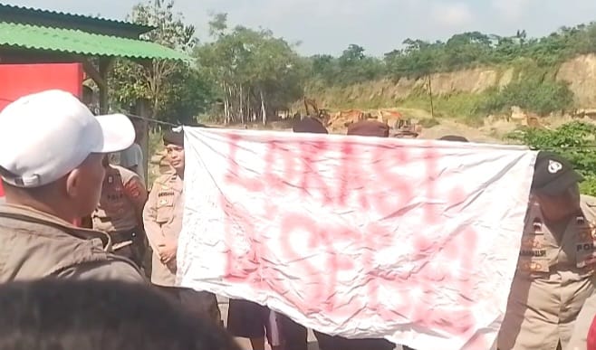Kericuhan Warnai Aksi Demo Tutup Galian Pasir di Cimarga Kericuhan Warnai Aksi Demo Tutup Galian Pasir di Cimarga