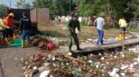 Babinsa Koramil 0602-11/Tirtayasa Bersama Petugas DLH Bersinergi Bersihkan Sampah Di Saluran Irigasi