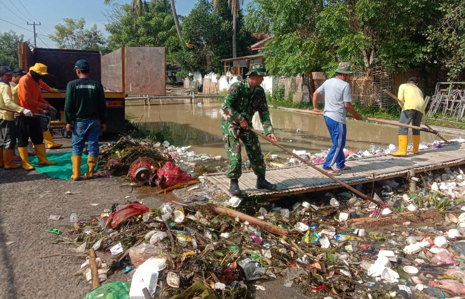 Babinsa Koramil 0602-11/Tirtayasa Bersama Petugas DLH Bersinergi Bersihkan Sampah Di Saluran Irigasi Babinsa Koramil 0602-11/Tirtayasa Bersama Petugas DLH Bersinergi Bersihkan Sampah Di Saluran Irigasi