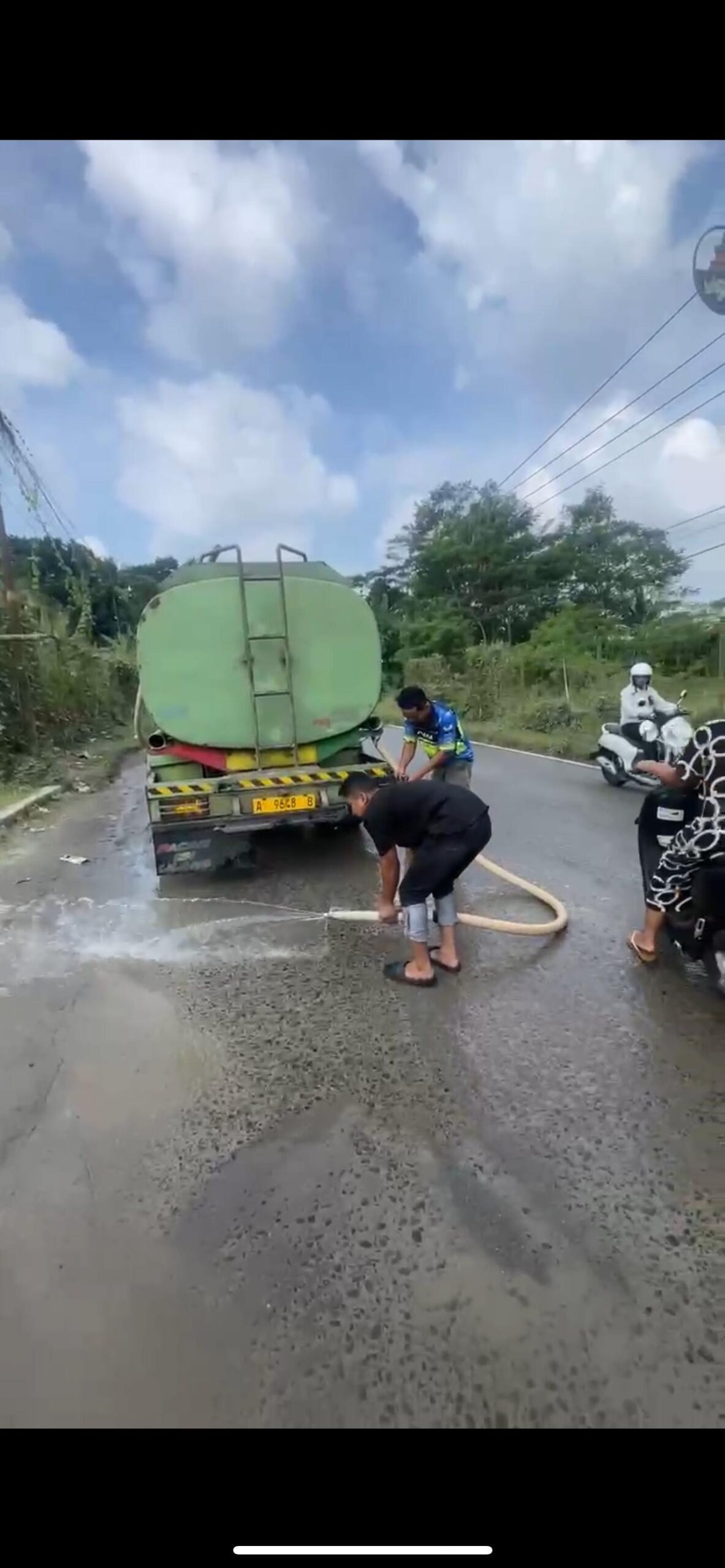Aktivitas Pembersihan Jalan Oleh Pihak Galian Sebagai Bentuk Kepedulian Terhadap Keselamatan Masyarakat Aktivitas Pembersihan Jalan Oleh Pihak Galian Sebagai Bentuk Kepedulian Terhadap Keselamatan Masyarakat