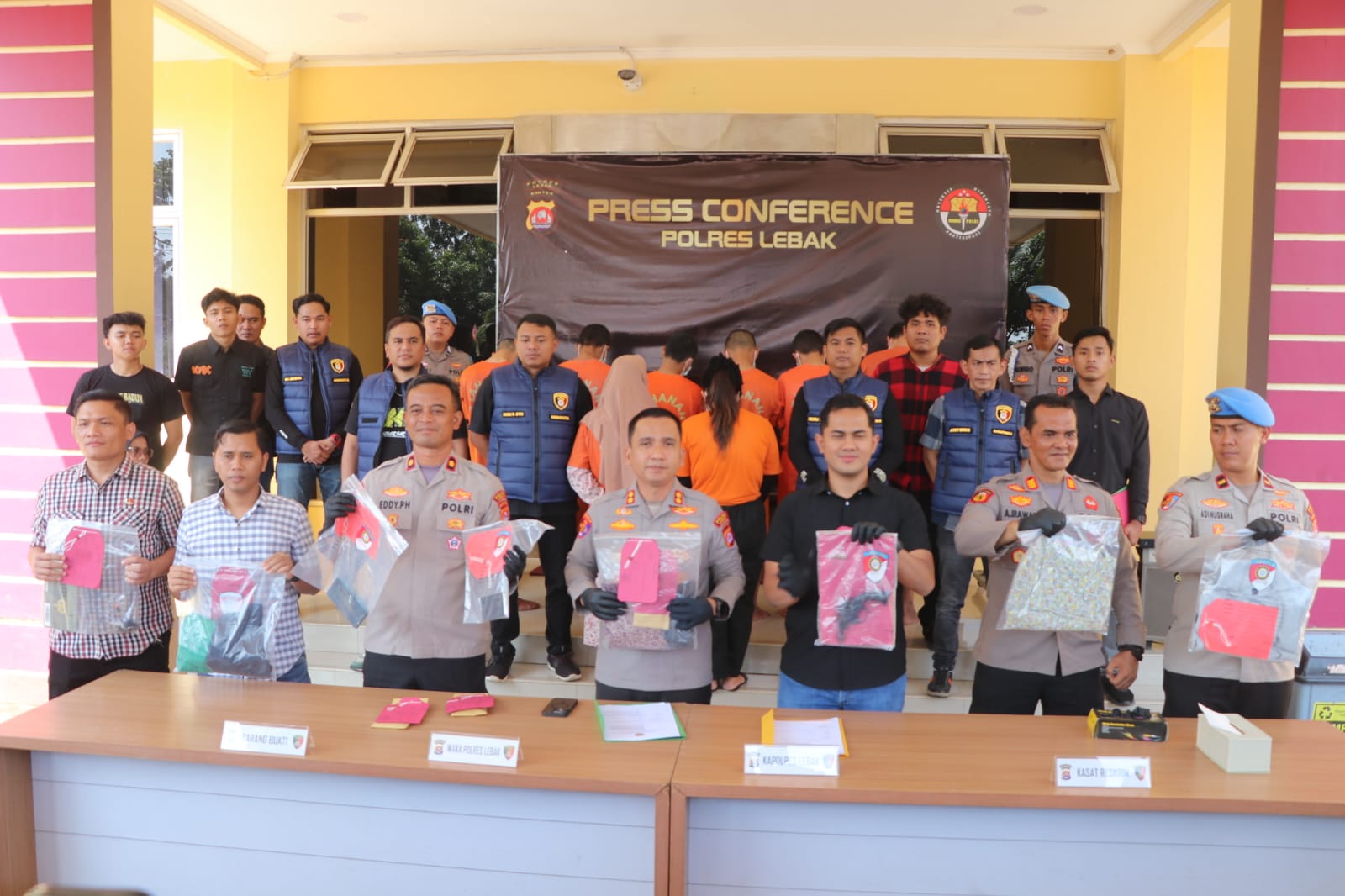 *Kapolres Lebak Release Pengungkapan Kasus Penemuan Mayat Bayi di Sungai Ciberang* *Kapolres Lebak Release Pengungkapan Kasus Penemuan Mayat Bayi di Sungai Ciberang*