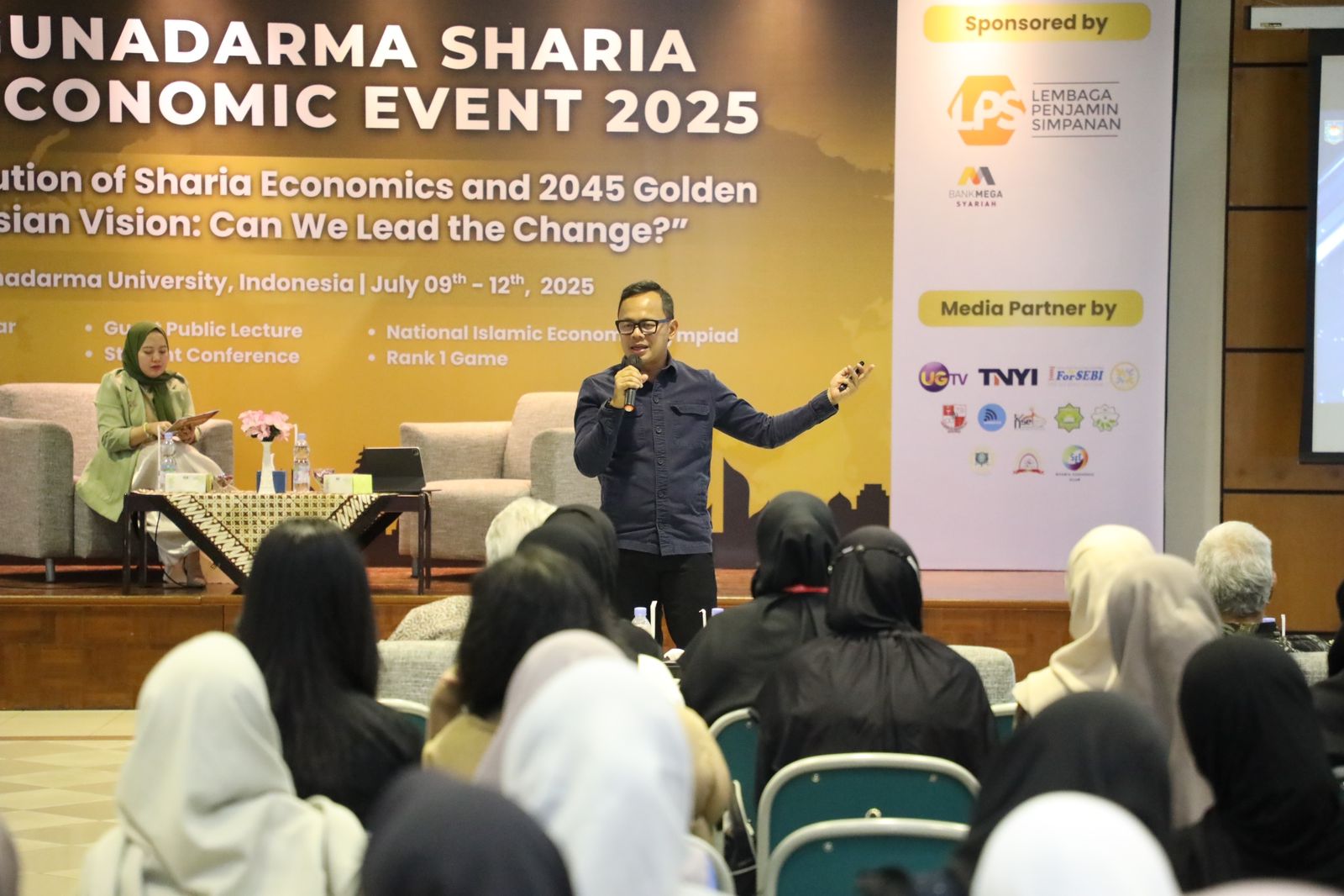 *Wamendagri Bima Arya Dukung Pelibatan Generasi Muda dalam Pengembangan Ekonomi Syariah di Indonesia* *Wamendagri Bima Arya Dukung Pelibatan Generasi Muda dalam Pengembangan Ekonomi Syariah di Indonesia*